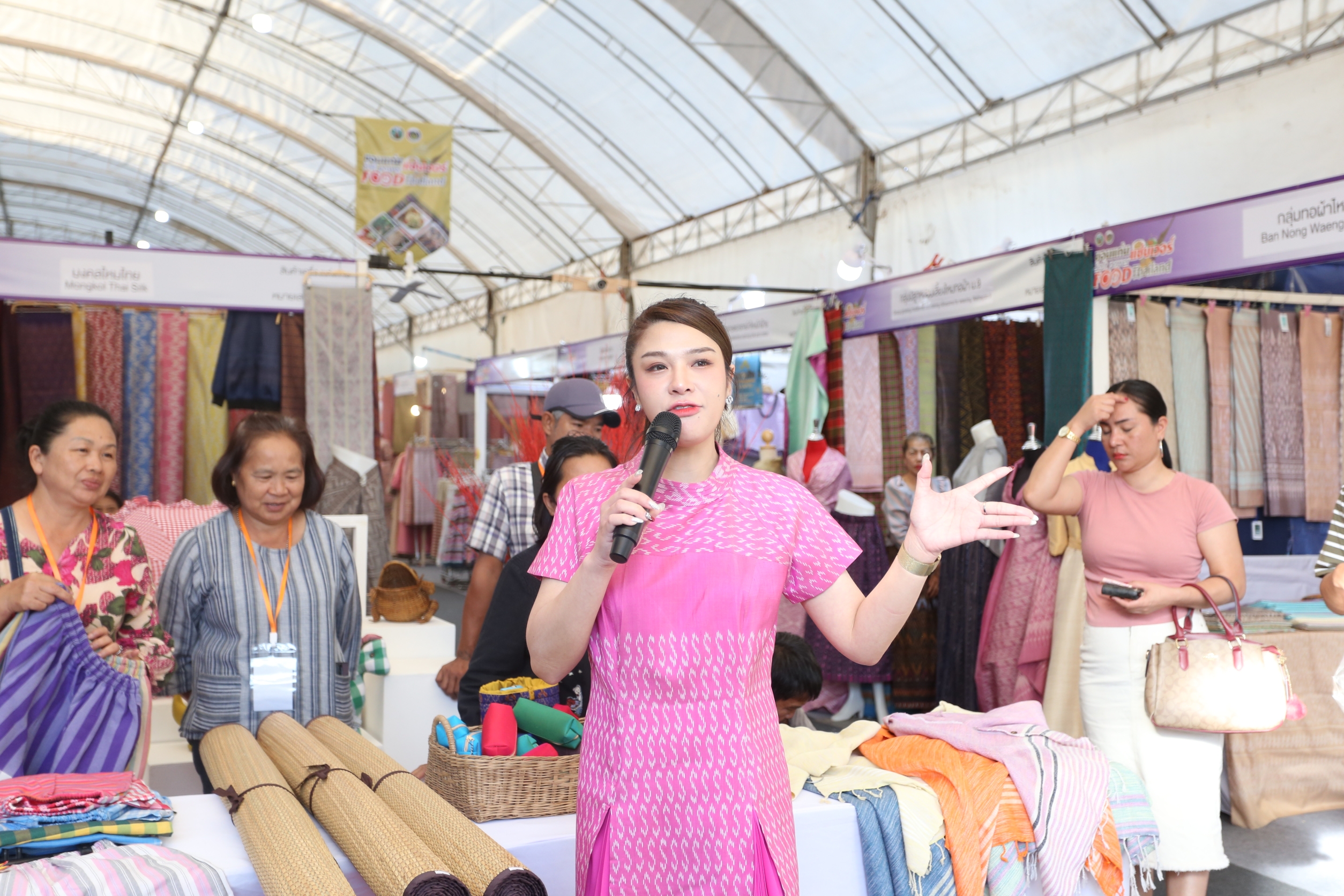 ขอนแก่นแซ่บเวอร์! Soft Power Food Thailand สร้างปรากฏการณ์ ยอดขายทะลุ 2.7 ล้านใน 4 วัน จังหวัดขอนแก่น มอบหมายให้สำนักงานพัฒนาชุมชนจังหวัดขอนแก่นจัดงาน “ขอนแก่น แซ่บเวอร์ Soft Power Food Thailand” ระหว่างวันที่ 25-29 ธันวาคม 2567 ณ โดมแอร์ ข้างศาลากลางจังหวัดขอนแก่น โดยเน้นยกระดับแหล่งท่องเที่ยวและสินค้าชุมชนผ่านอัตลักษณ์และวิถีวัฒนธรรมเชิงสร้างสรรค์