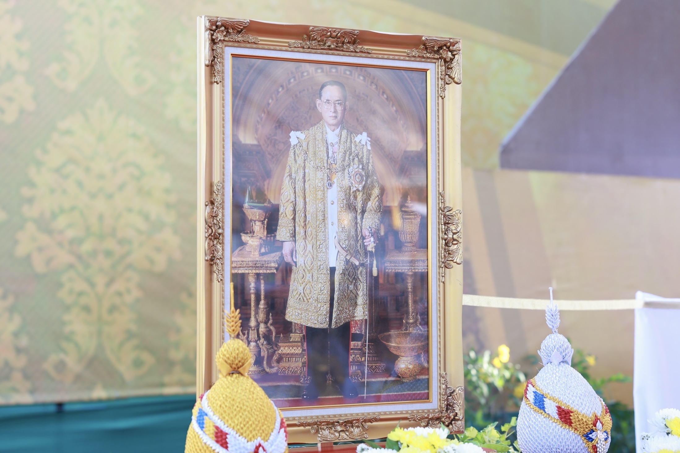 จังหวัดขอนแก่น : ผู้ว่าราชการจังหวัดขอนแก่นนำชาวขอนแก่นร่วมพิธีทำบุญตักบาตรถวายพระราชกุศล เนื่องในวันคล้ายวันพระบรมราชสมภพพระบาทสมเด็จพระบรมชนกาธิเบศร มหาภูมิพลอดุลยเดชมหาราช บรมนาถบพิตร วันชาติ และวันพ่อแห่งชาติ 5 ธันวาคม 2567