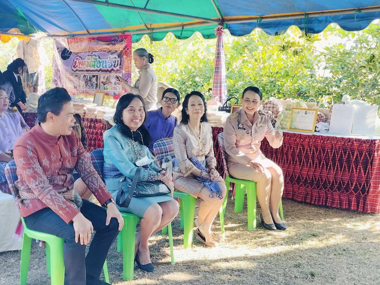 พช.ขอนแก่น : พัฒนาการจังหวัดขอนแก่น ต้อนรับกองราชเลขาสมเด็จพระกนิษฐาธิราชเจ้า กรมสมเด็จพระเทพรัตนราชสุดาฯสยามบรมราชกุมารี ณ ที่ทำการกลุ่มวิสาหกิจชุมชนตัดเย็บบ้านดง  ตำบลบ้านดง อำเภออุบลรัตน์ จังหวัดขอนแก่น