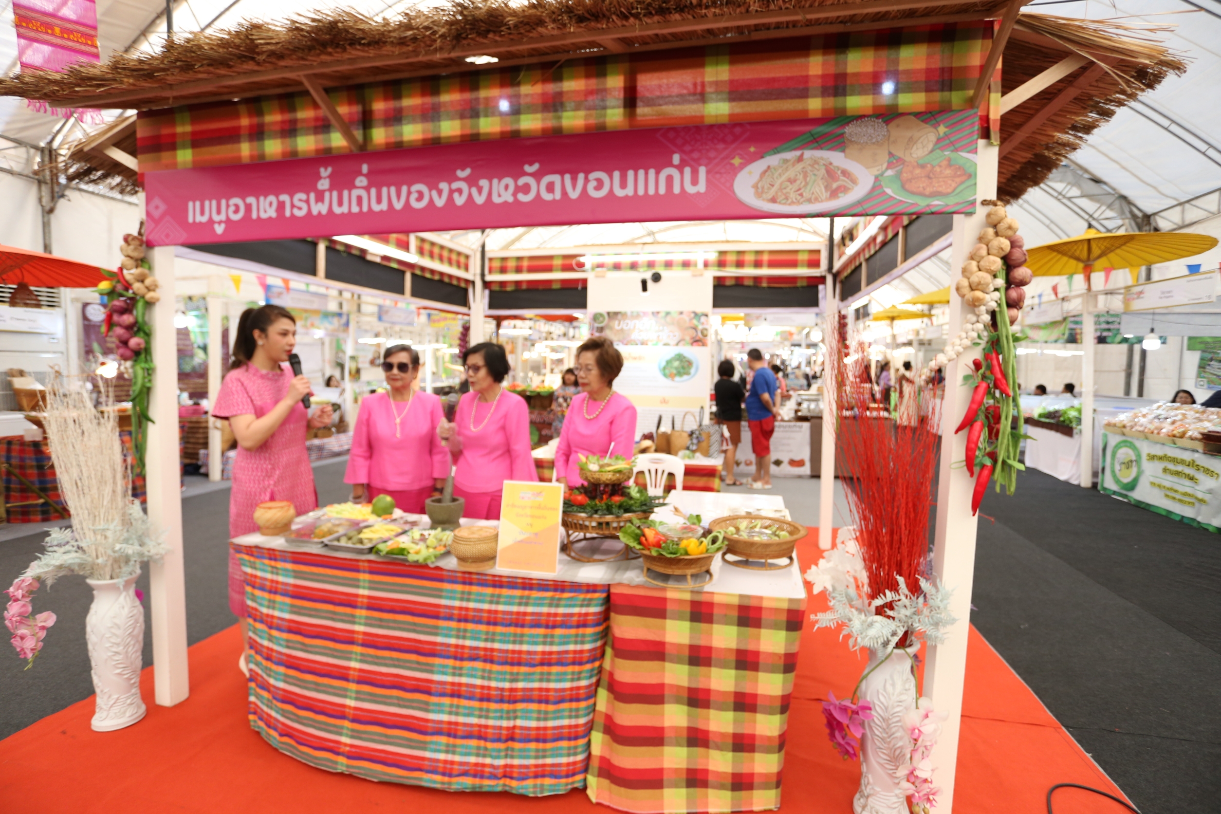 ขอนแก่นแซ่บเวอร์! Soft Power Food Thailand สร้างปรากฏการณ์ ยอดขายทะลุ 2.7 ล้านใน 4 วัน จังหวัดขอนแก่น มอบหมายให้สำนักงานพัฒนาชุมชนจังหวัดขอนแก่นจัดงาน “ขอนแก่น แซ่บเวอร์ Soft Power Food Thailand” ระหว่างวันที่ 25-29 ธันวาคม 2567 ณ โดมแอร์ ข้างศาลากลางจังหวัดขอนแก่น โดยเน้นยกระดับแหล่งท่องเที่ยวและสินค้าชุมชนผ่านอัตลักษณ์และวิถีวัฒนธรรมเชิงสร้างสรรค์