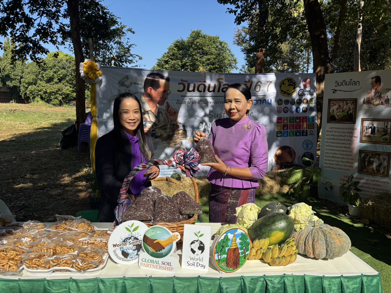 พช.ขอนแก่น : ร่วมงานวันดินโลก ปี 2567 จังหวัดขอนแก่น : World Soil Day 2024 “Caring for soils: measure, monitor, manage: ใส่ใจมาตรฐาน ตรวจวัดจัดการ ดินดียั่งยืน”