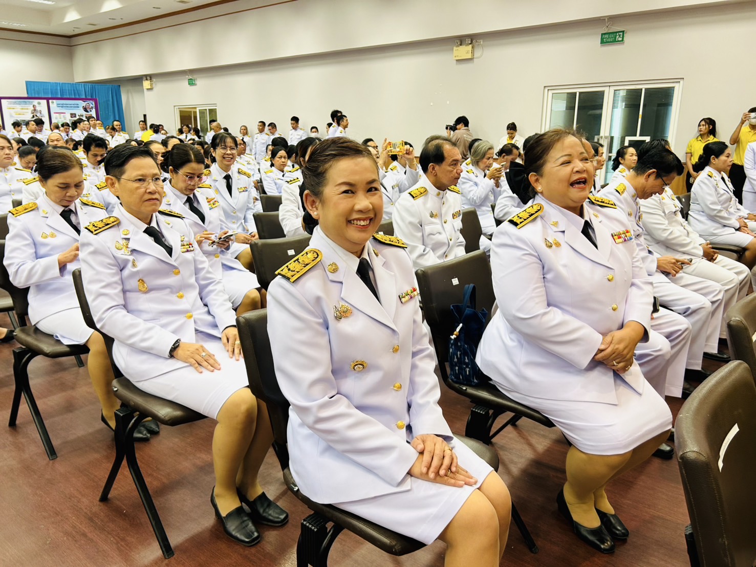 จังหวัดขอนแก่น : จัดพิธีวางพานพุ่มหน้าพระบรมฉายาลักษณ์ พระบาทสมเด็จพระบรมชนกาธิเบศร มหาภูมิพลอดุลยเดชมหาราช บรมนาถบพิตร เนื่องในวันชาติ-วันพ่อแห่งชาติ ปี 2567