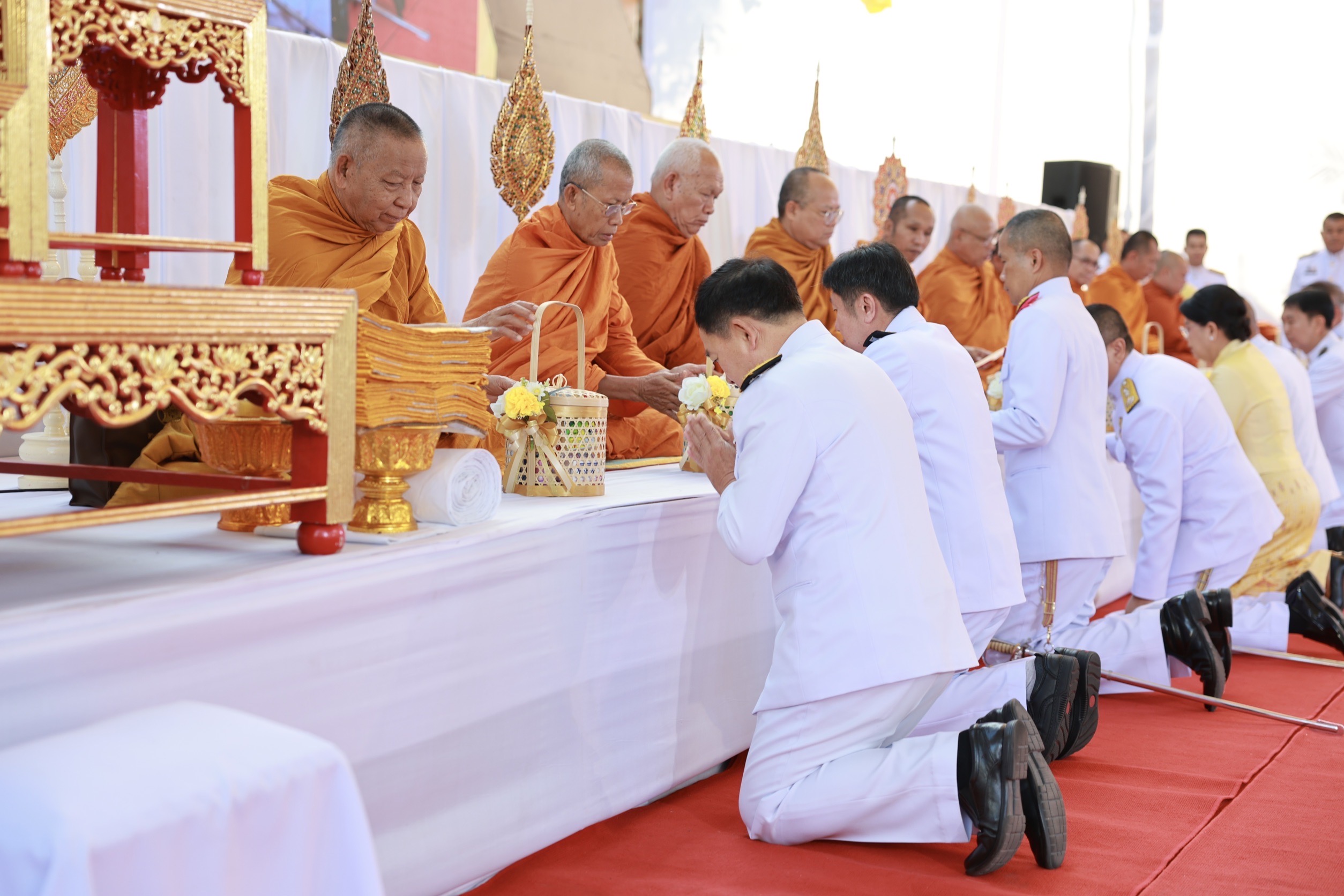 จังหวัดขอนแก่น : ผู้ว่าราชการจังหวัดขอนแก่นนำชาวขอนแก่นร่วมพิธีทำบุญตักบาตรถวายพระราชกุศล เนื่องในวันคล้ายวันพระบรมราชสมภพพระบาทสมเด็จพระบรมชนกาธิเบศร มหาภูมิพลอดุลยเดชมหาราช บรมนาถบพิตร วันชาติ และวันพ่อแห่งชาติ 5 ธันวาคม 2567