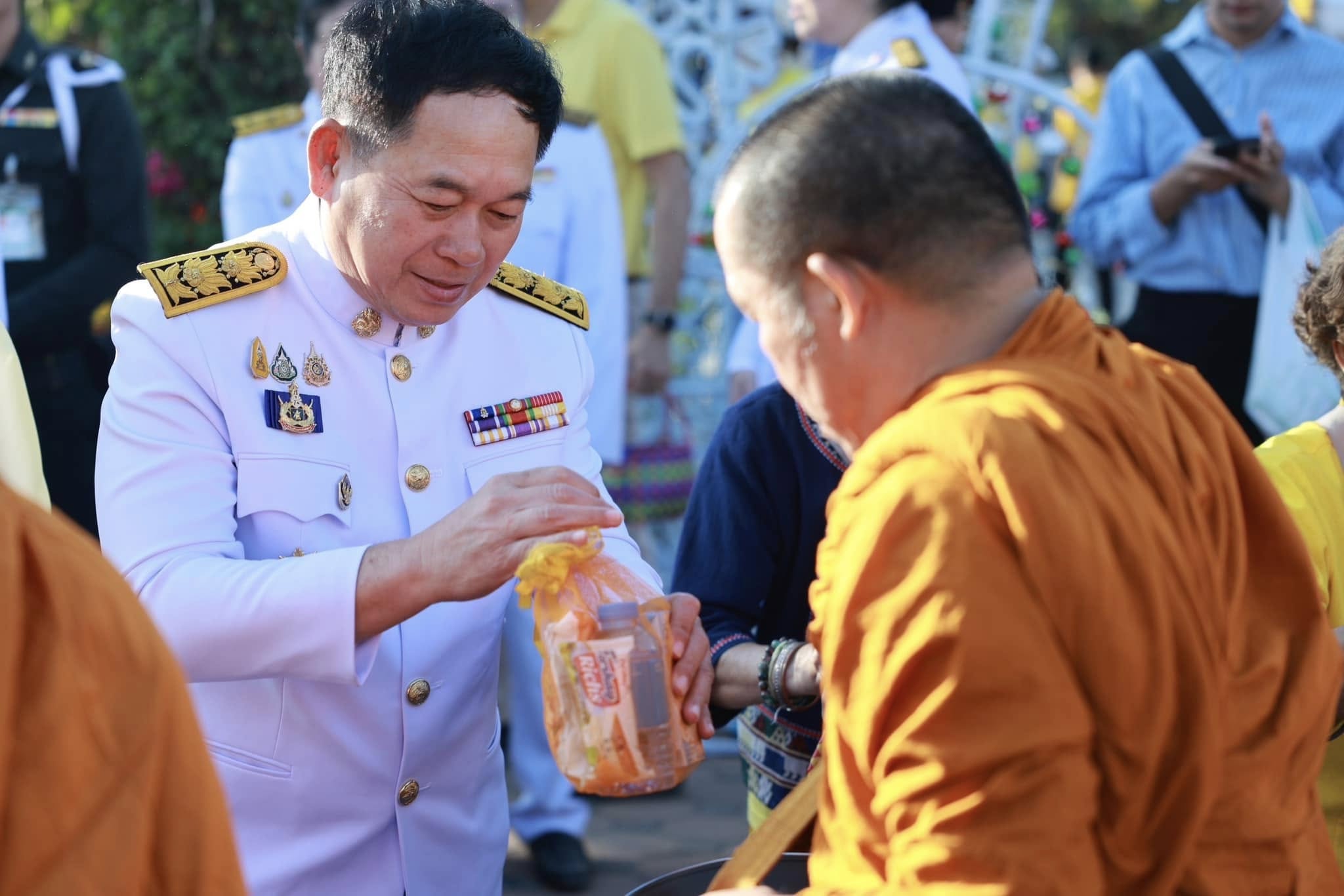 จังหวัดขอนแก่น : ผู้ว่าราชการจังหวัดขอนแก่นนำชาวขอนแก่นร่วมพิธีทำบุญตักบาตรถวายพระราชกุศล เนื่องในวันคล้ายวันพระบรมราชสมภพพระบาทสมเด็จพระบรมชนกาธิเบศร มหาภูมิพลอดุลยเดชมหาราช บรมนาถบพิตร วันชาติ และวันพ่อแห่งชาติ 5 ธันวาคม 2567