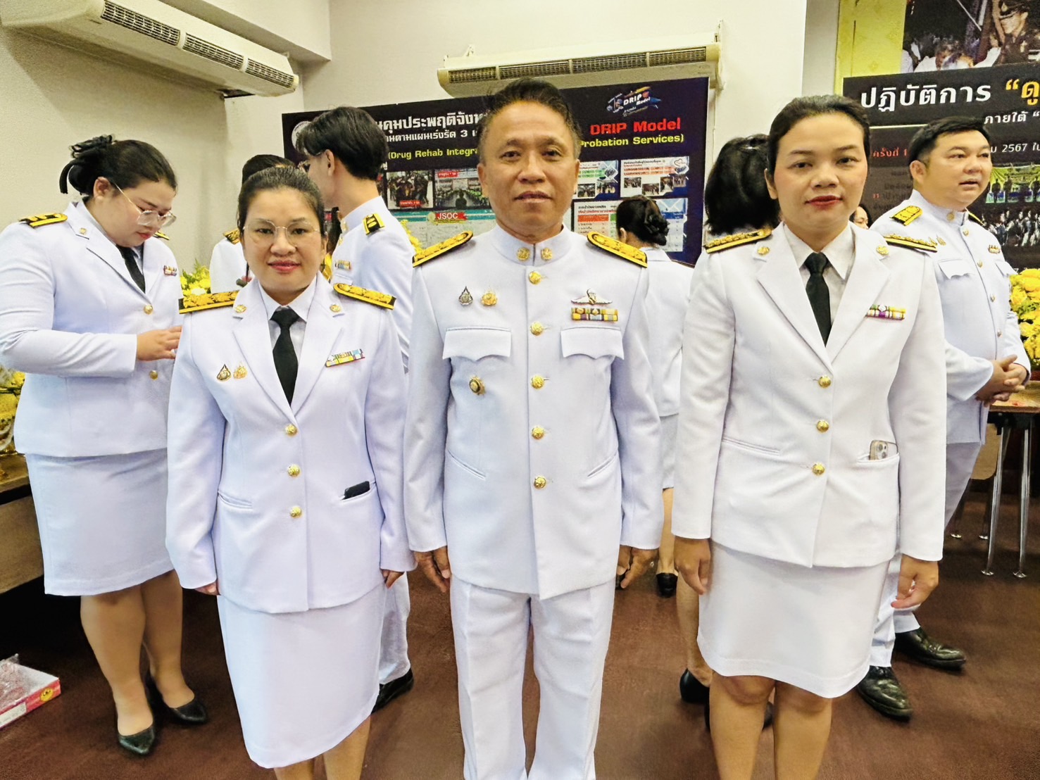 จังหวัดขอนแก่น : จัดพิธีวางพานพุ่มหน้าพระบรมฉายาลักษณ์ พระบาทสมเด็จพระบรมชนกาธิเบศร มหาภูมิพลอดุลยเดชมหาราช บรมนาถบพิตร เนื่องในวันชาติ-วันพ่อแห่งชาติ ปี 2567