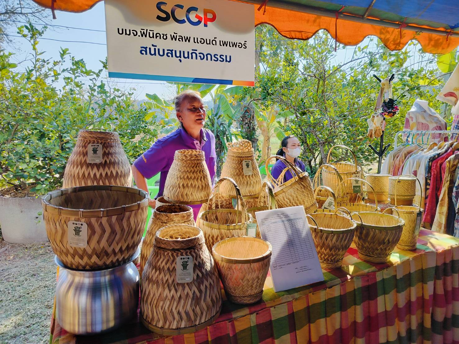 พช.ขอนแก่น : พัฒนาการจังหวัดขอนแก่น ต้อนรับกองราชเลขาสมเด็จพระกนิษฐาธิราชเจ้า กรมสมเด็จพระเทพรัตนราชสุดาฯสยามบรมราชกุมารี ณ ที่ทำการกลุ่มวิสาหกิจชุมชนตัดเย็บบ้านดง  ตำบลบ้านดง อำเภออุบลรัตน์ จังหวัดขอนแก่น
