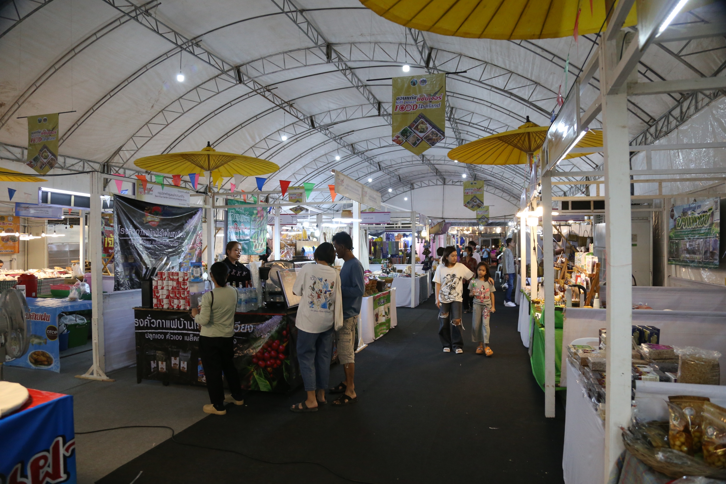 ขอนแก่นแซ่บเวอร์! Soft Power Food Thailand สร้างปรากฏการณ์ ยอดขายทะลุ 2.7 ล้านใน 4 วัน จังหวัดขอนแก่น มอบหมายให้สำนักงานพัฒนาชุมชนจังหวัดขอนแก่นจัดงาน “ขอนแก่น แซ่บเวอร์ Soft Power Food Thailand” ระหว่างวันที่ 25-29 ธันวาคม 2567 ณ โดมแอร์ ข้างศาลากลางจังหวัดขอนแก่น โดยเน้นยกระดับแหล่งท่องเที่ยวและสินค้าชุมชนผ่านอัตลักษณ์และวิถีวัฒนธรรมเชิงสร้างสรรค์