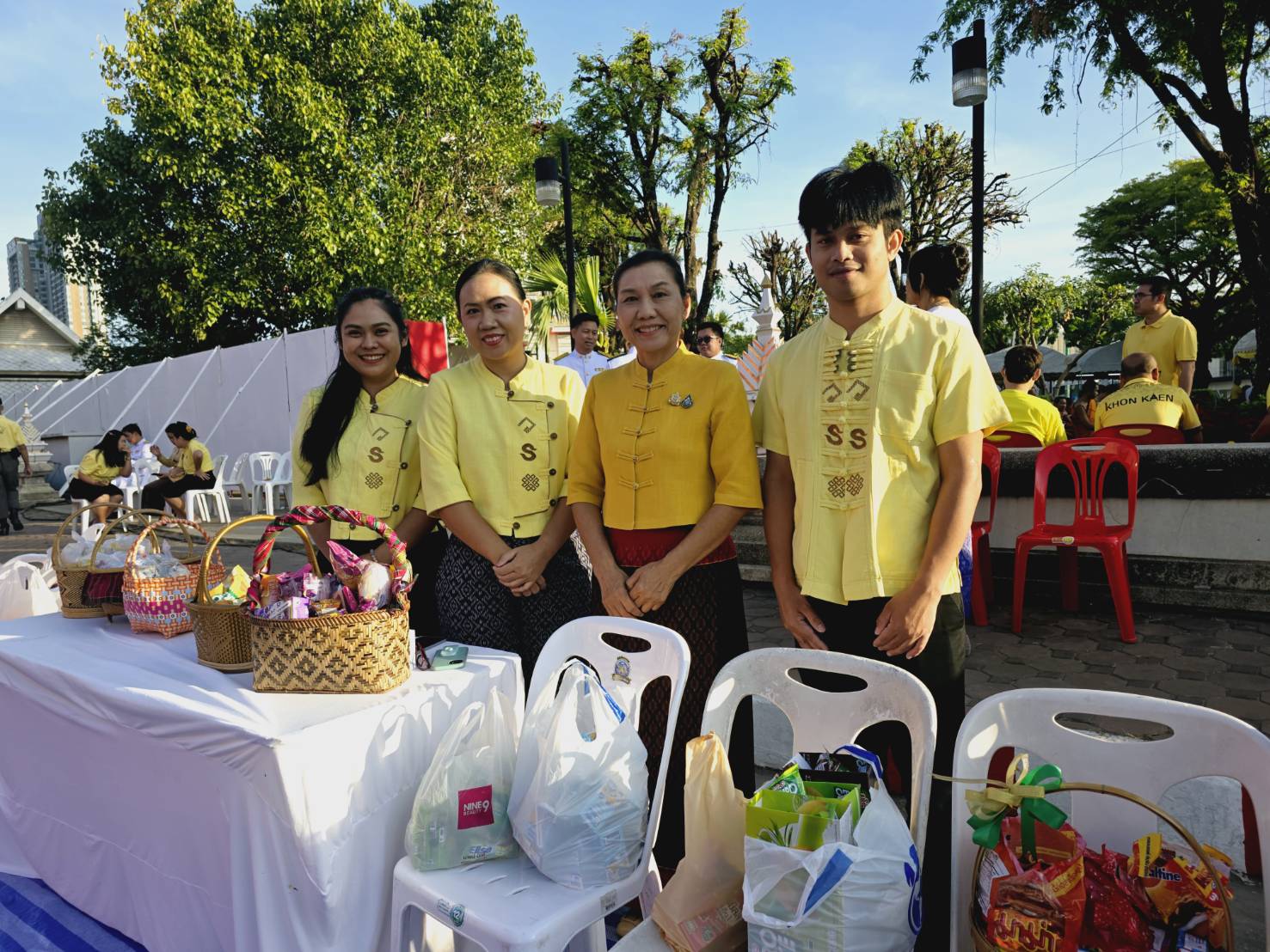 จังหวัดขอนแก่น : ผู้ว่าราชการจังหวัดขอนแก่นนำชาวขอนแก่นร่วมพิธีทำบุญตักบาตรถวายพระราชกุศล เนื่องในวันคล้ายวันพระบรมราชสมภพพระบาทสมเด็จพระบรมชนกาธิเบศร มหาภูมิพลอดุลยเดชมหาราช บรมนาถบพิตร วันชาติ และวันพ่อแห่งชาติ 5 ธันวาคม 2567