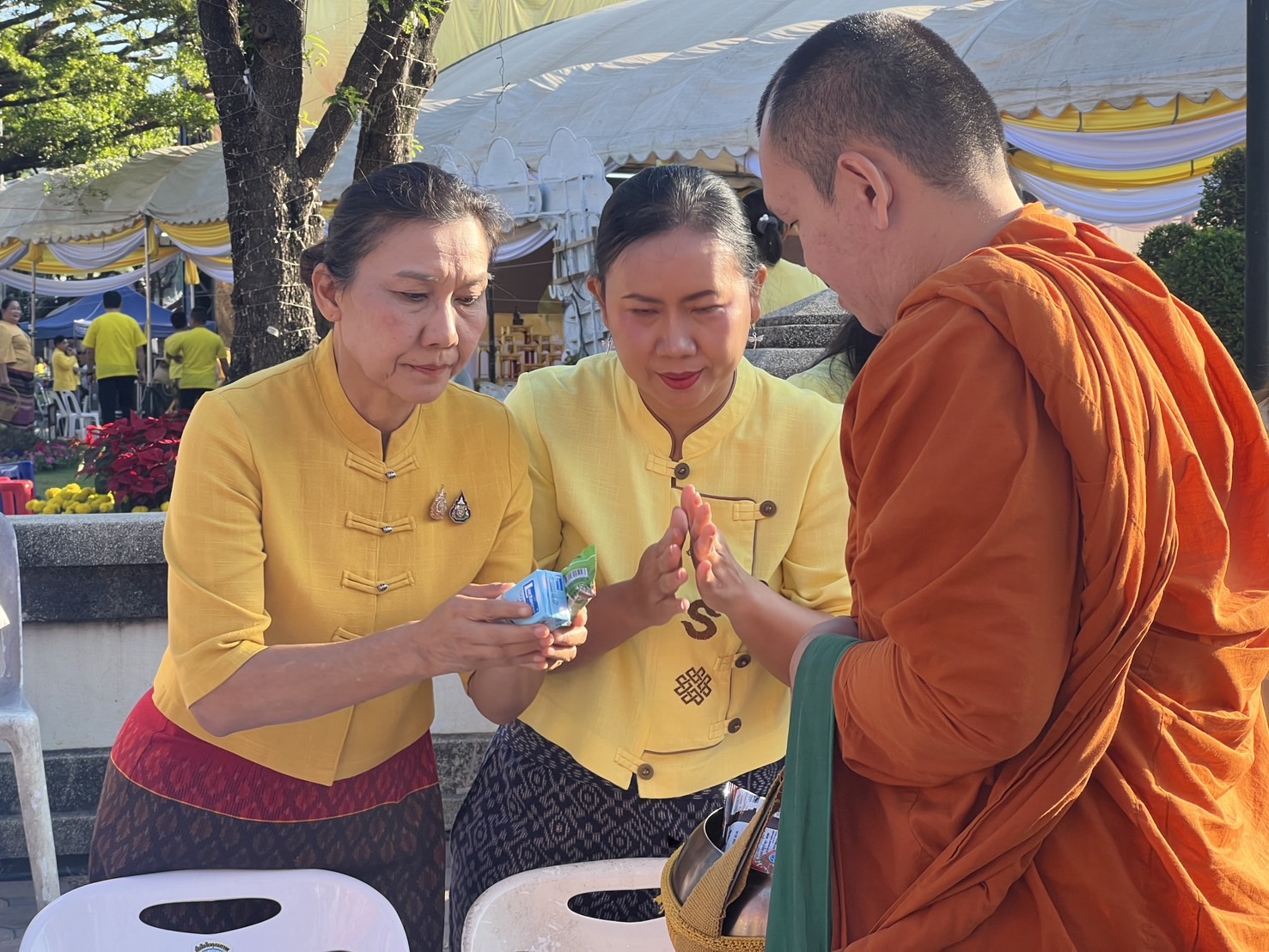 จังหวัดขอนแก่น : ผู้ว่าราชการจังหวัดขอนแก่นนำชาวขอนแก่นร่วมพิธีทำบุญตักบาตรถวายพระราชกุศล เนื่องในวันคล้ายวันพระบรมราชสมภพพระบาทสมเด็จพระบรมชนกาธิเบศร มหาภูมิพลอดุลยเดชมหาราช บรมนาถบพิตร วันชาติ และวันพ่อแห่งชาติ 5 ธันวาคม 2567