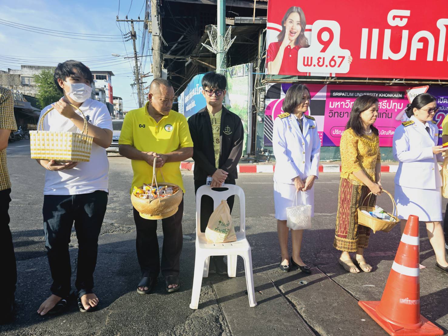 จังหวัดขอนแก่น : ผู้ว่าราชการจังหวัดขอนแก่นนำชาวขอนแก่นร่วมพิธีทำบุญตักบาตรถวายพระราชกุศล เนื่องในวันคล้ายวันพระบรมราชสมภพพระบาทสมเด็จพระบรมชนกาธิเบศร มหาภูมิพลอดุลยเดชมหาราช บรมนาถบพิตร วันชาติ และวันพ่อแห่งชาติ 5 ธันวาคม 2567