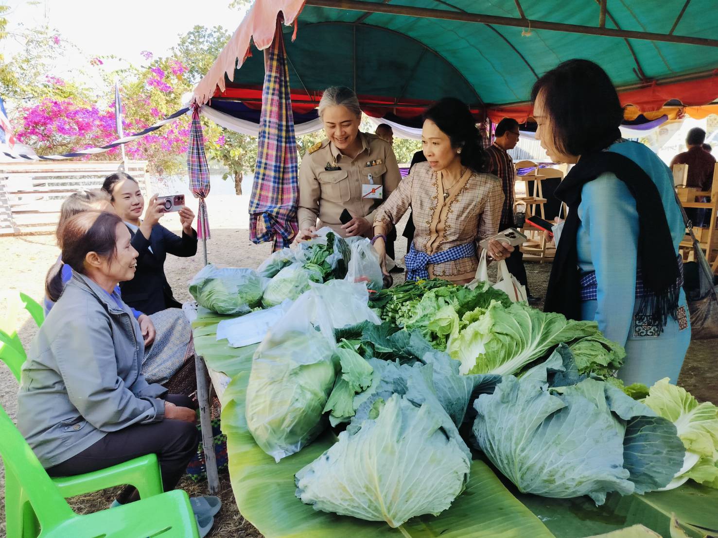 พช.ขอนแก่น : พัฒนาการจังหวัดขอนแก่น ต้อนรับกองราชเลขาสมเด็จพระกนิษฐาธิราชเจ้า กรมสมเด็จพระเทพรัตนราชสุดาฯสยามบรมราชกุมารี ณ ที่ทำการกลุ่มวิสาหกิจชุมชนตัดเย็บบ้านดง  ตำบลบ้านดง อำเภออุบลรัตน์ จังหวัดขอนแก่น
