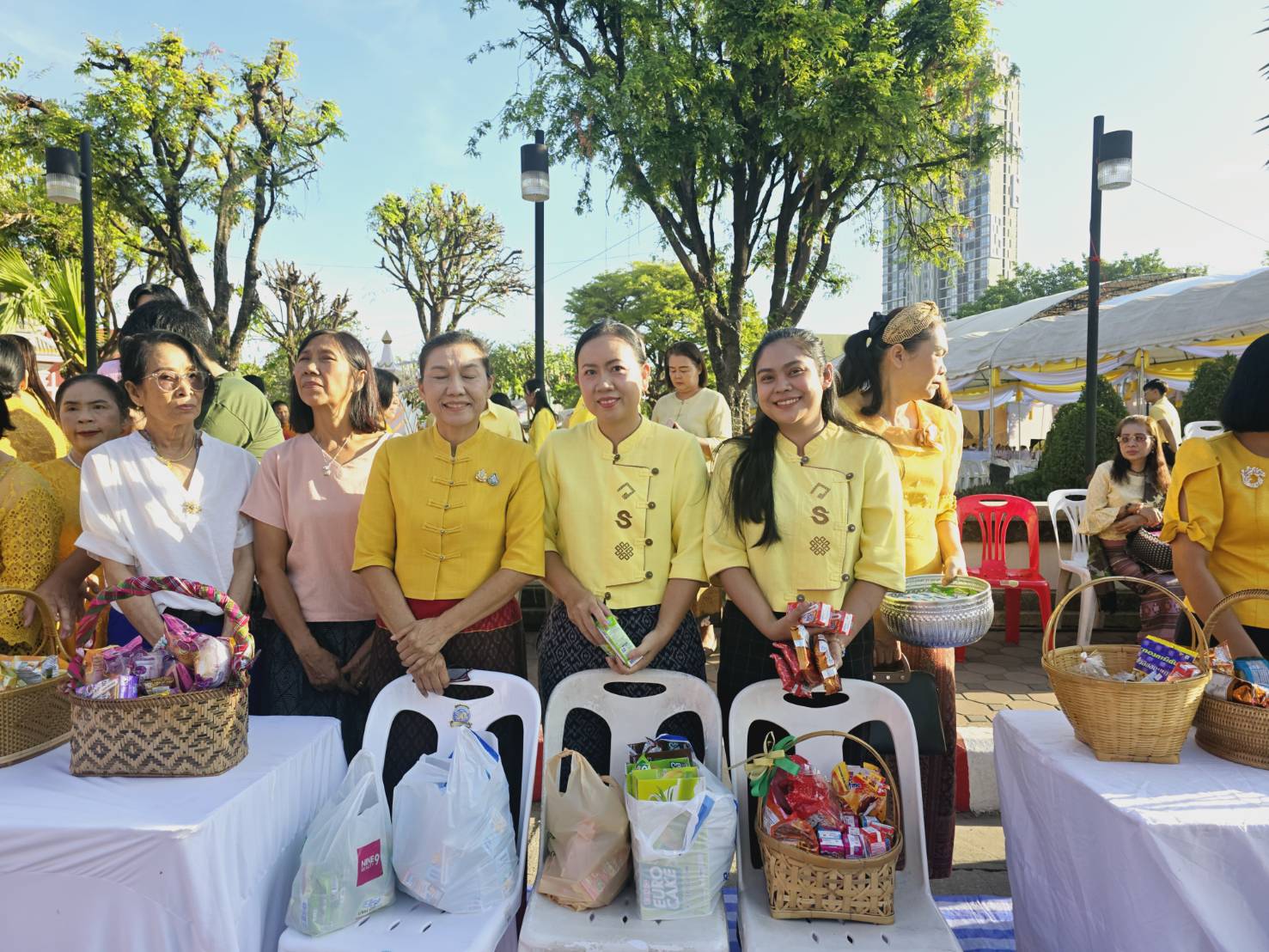 จังหวัดขอนแก่น : ผู้ว่าราชการจังหวัดขอนแก่นนำชาวขอนแก่นร่วมพิธีทำบุญตักบาตรถวายพระราชกุศล เนื่องในวันคล้ายวันพระบรมราชสมภพพระบาทสมเด็จพระบรมชนกาธิเบศร มหาภูมิพลอดุลยเดชมหาราช บรมนาถบพิตร วันชาติ และวันพ่อแห่งชาติ 5 ธันวาคม 2567