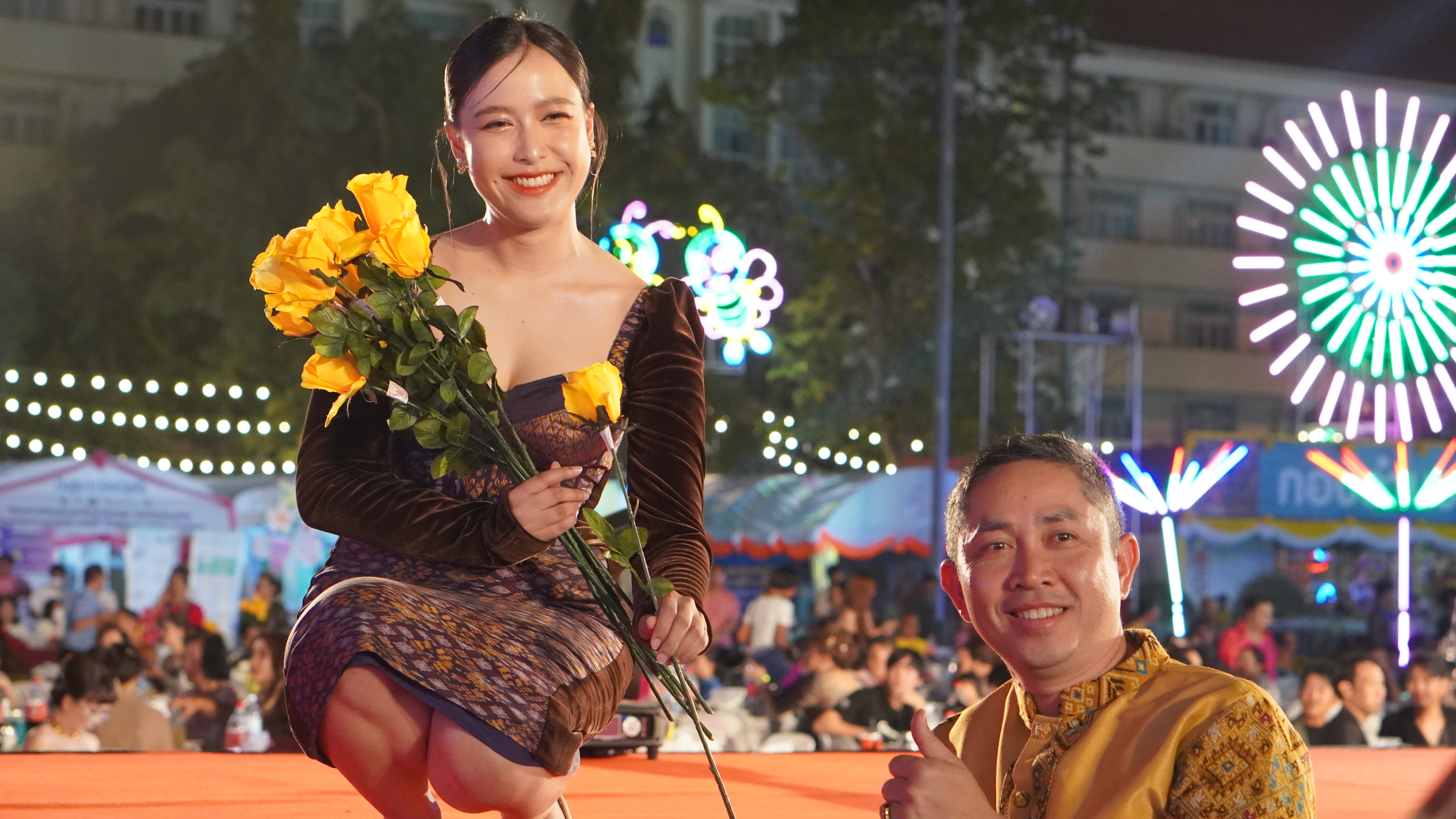 จังหวัดขอนเก่น : ชมรมแม่บ้านมหาดไทยจังหวัดขอนแก่น จัดงานเดินแฟชั่นโชว์ “ขอนแก่น…เมืองไหม ผ้าไทยใส่ให้สนุก” ในงานเทศกาลไหมนานาชาติ ประเพณีผูกเสี่ยว งานกาชาด จังหวัดขอนแก่น และงานขอนแก่นชอฟต์พาวเวอร์ ประจำปี 2567