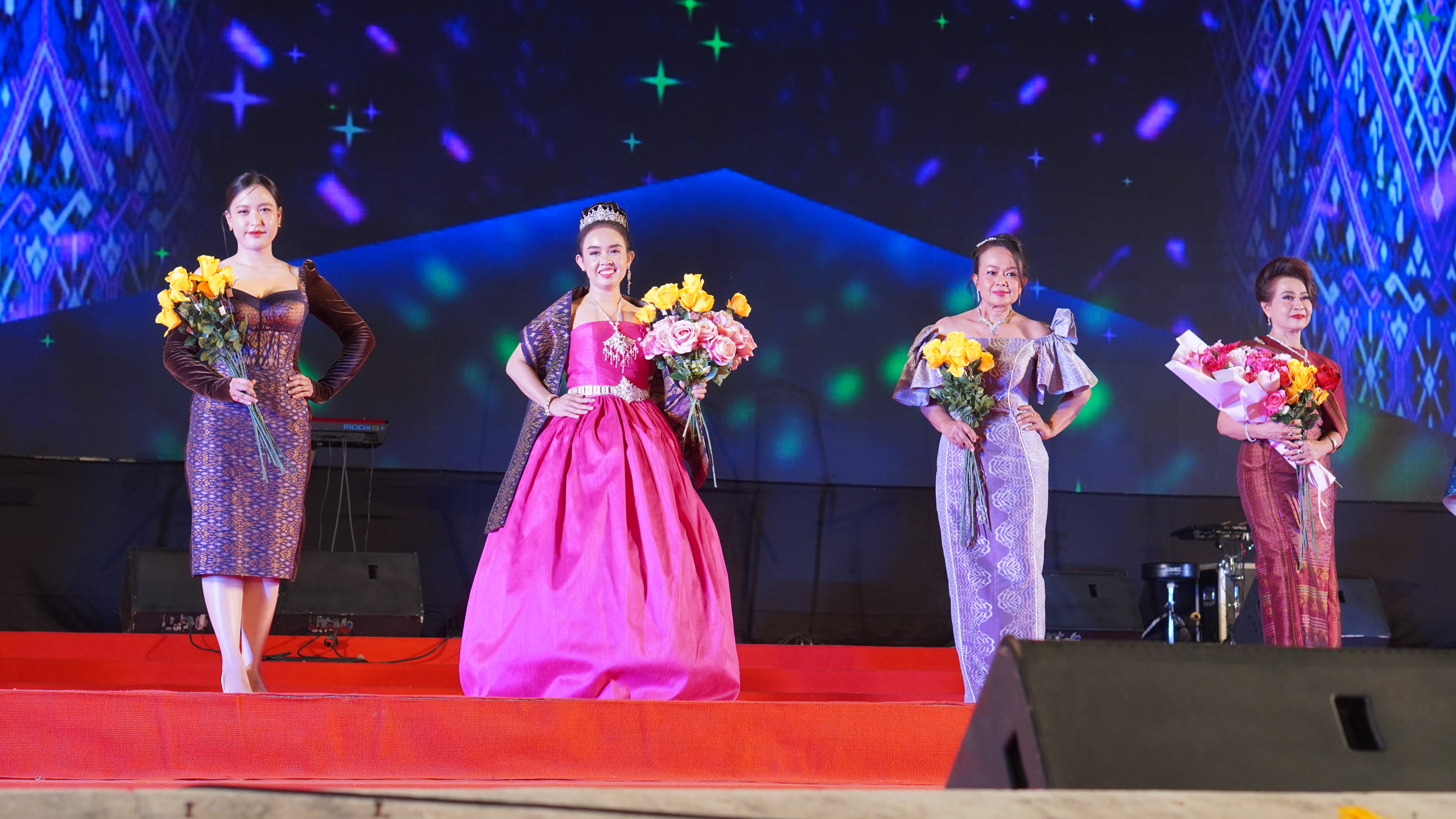 จังหวัดขอนเก่น : ชมรมแม่บ้านมหาดไทยจังหวัดขอนแก่น จัดงานเดินแฟชั่นโชว์ “ขอนแก่น…เมืองไหม ผ้าไทยใส่ให้สนุก” ในงานเทศกาลไหมนานาชาติ ประเพณีผูกเสี่ยว งานกาชาด จังหวัดขอนแก่น และงานขอนแก่นชอฟต์พาวเวอร์ ประจำปี 2567