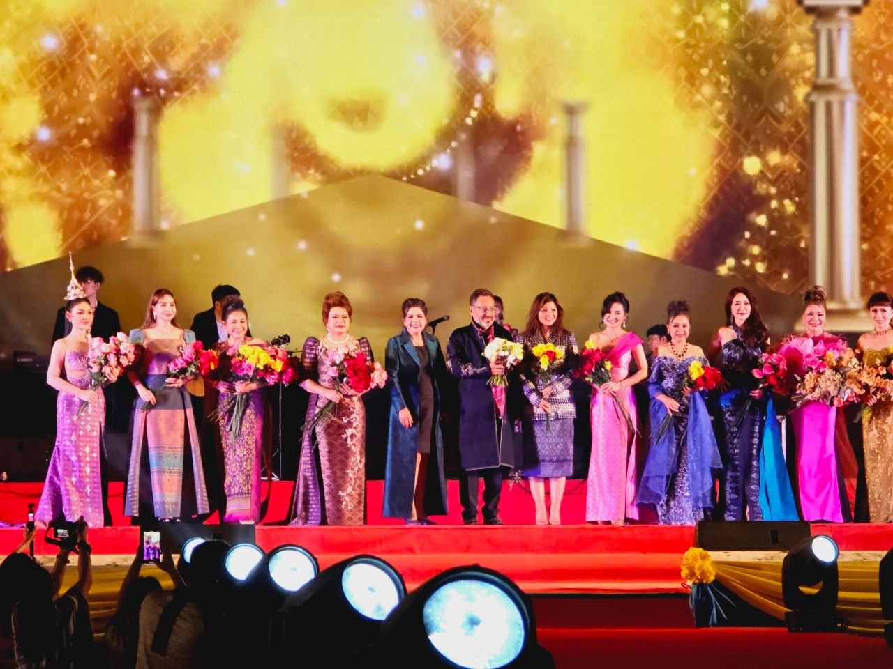 จังหวัดขอนเก่น : ชมรมแม่บ้านมหาดไทยจังหวัดขอนแก่น จัดงานเดินแฟชั่นโชว์ “ขอนแก่น…เมืองไหม ผ้าไทยใส่ให้สนุก” ในงานเทศกาลไหมนานาชาติ ประเพณีผูกเสี่ยว งานกาชาด จังหวัดขอนแก่น และงานขอนแก่นชอฟต์พาวเวอร์ ประจำปี 2567