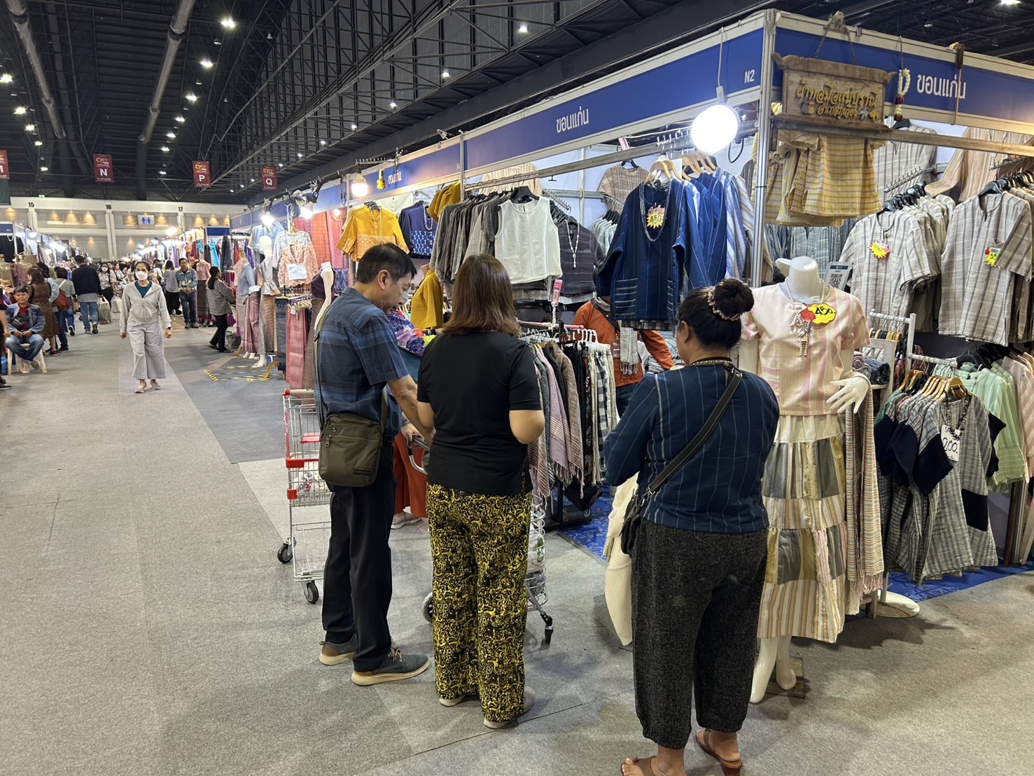 สำนักงานพัฒนาชุมชนจังหวัดขอนแก่น นำผู้ผลิต ผู้ประกอบการ OTOP เข้าร่วมจำหน่ายสินค้าในงาน OTOP City 2024 HAPPY Market “มอบความสุข ด้วยของขวัญล้ำค่า จากภูมิปัญญาไทย” ระหว่างวันที่ 14 – 22 ธันวาคม 2567 ณ อาคารชาเลนเจอร์ 1-3 อิมแพ็ค เมืองทองธานี อ.ปากเกร็ด จ.นนทบุรี รายงานยอดจำหน่ายผลิตภัณฑ์ OTOP ประจำวันที่ 21 ธันวาคม 2567