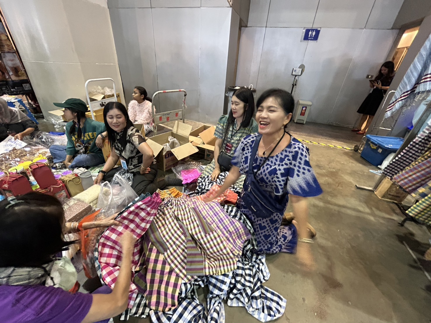 สำนักงานพัฒนาชุมชนจังหวัดขอนแก่น นำผู้ผลิต ผู้ประกอบการ OTOP เข้าร่วมจำหน่ายสินค้าในงาน OTOP City 2024 HAPPY Market “มอบความสุข ด้วยของขวัญล้ำค่า จากภูมิปัญญาไทย” ระหว่างวันที่ 14 – 22 ธันวาคม 2567 ณ อาคารชาเลนเจอร์ 1-3 อิมแพ็ค เมืองทองธานี อ.ปากเกร็ด จ.นนทบุรี รายงานยอดจำหน่ายผลิตภัณฑ์ OTOP ประจำวันที่ 21 ธันวาคม 2567