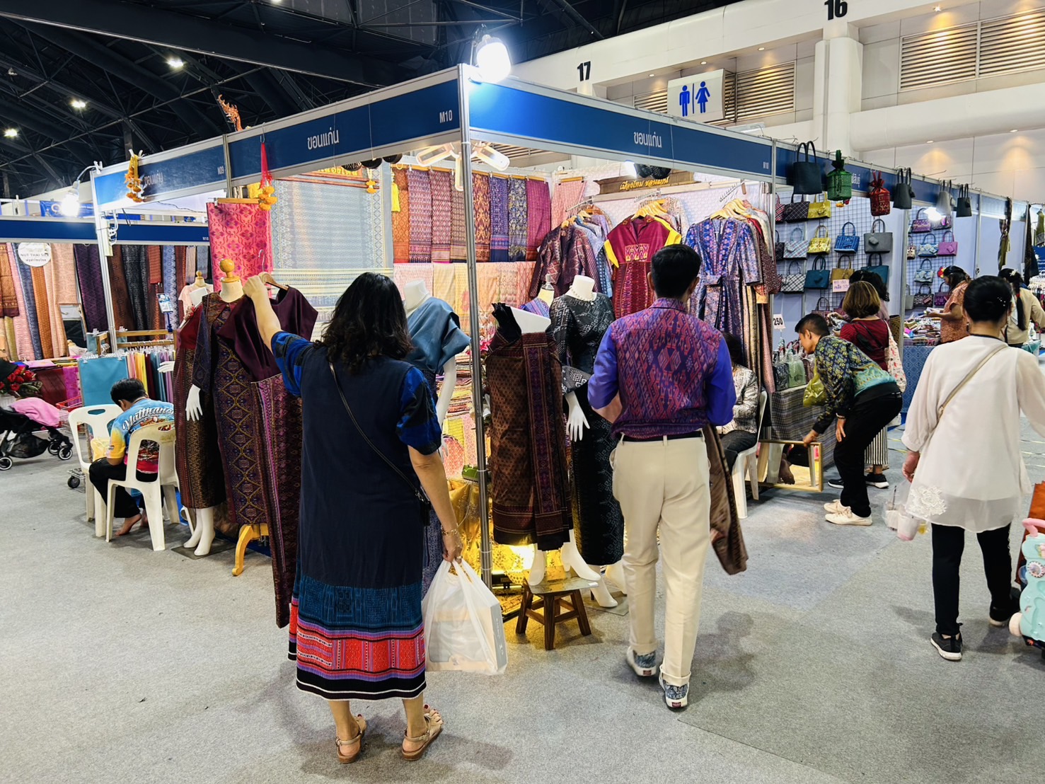 สำนักงานพัฒนาชุมชนจังหวัดขอนแก่น นำผู้ผลิต ผู้ประกอบการ OTOP เข้าร่วมจำหน่ายสินค้าในงาน OTOP City 2024 HAPPY Market “มอบความสุข ด้วยของขวัญล้ำค่า จากภูมิปัญญาไทย” ระหว่างวันที่ 14 – 22 ธันวาคม 2567 ณ อาคารชาเลนเจอร์ 1-3 อิมแพ็ค เมืองทองธานี อ.ปากเกร็ด จ.นนทบุรี