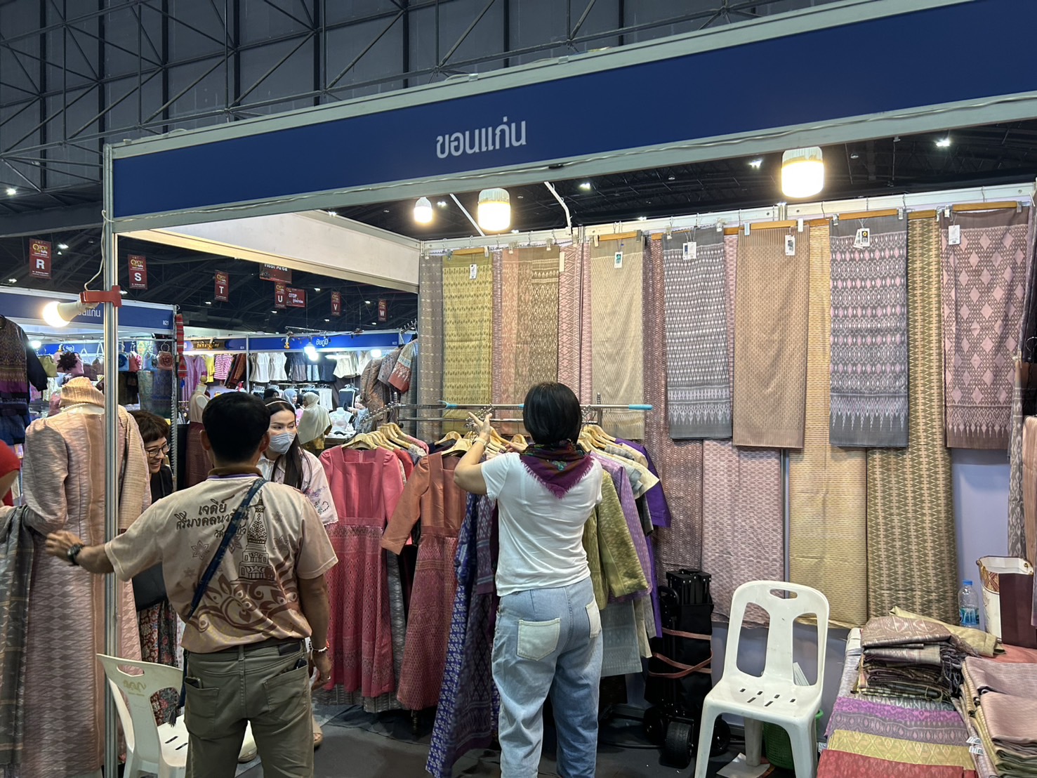สำนักงานพัฒนาชุมชนจังหวัดขอนแก่น นำผู้ผลิต ผู้ประกอบการ OTOP เข้าร่วมจำหน่ายสินค้าในงาน OTOP City 2024 HAPPY Market “มอบความสุข ด้วยของขวัญล้ำค่า จากภูมิปัญญาไทย” ระหว่างวันที่ 14 – 22 ธันวาคม 2567 ณ อาคารชาเลนเจอร์ 1-3 อิมแพ็ค เมืองทองธานี อ.ปากเกร็ด จ.นนทบุรี