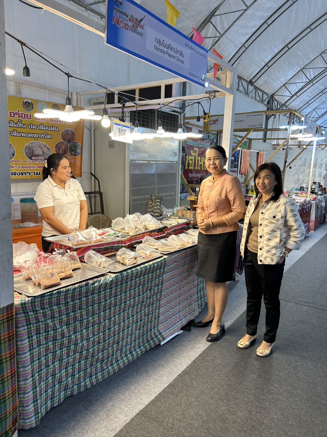 ขอนแก่นแซ่บเวอร์! Soft Power Food Thailand สร้างปรากฏการณ์ ยอดขายทะลุ 2.7 ล้านใน 4 วัน จังหวัดขอนแก่น มอบหมายให้สำนักงานพัฒนาชุมชนจังหวัดขอนแก่นจัดงาน “ขอนแก่น แซ่บเวอร์ Soft Power Food Thailand” ระหว่างวันที่ 25-29 ธันวาคม 2567 ณ โดมแอร์ ข้างศาลากลางจังหวัดขอนแก่น โดยเน้นยกระดับแหล่งท่องเที่ยวและสินค้าชุมชนผ่านอัตลักษณ์และวิถีวัฒนธรรมเชิงสร้างสรรค์