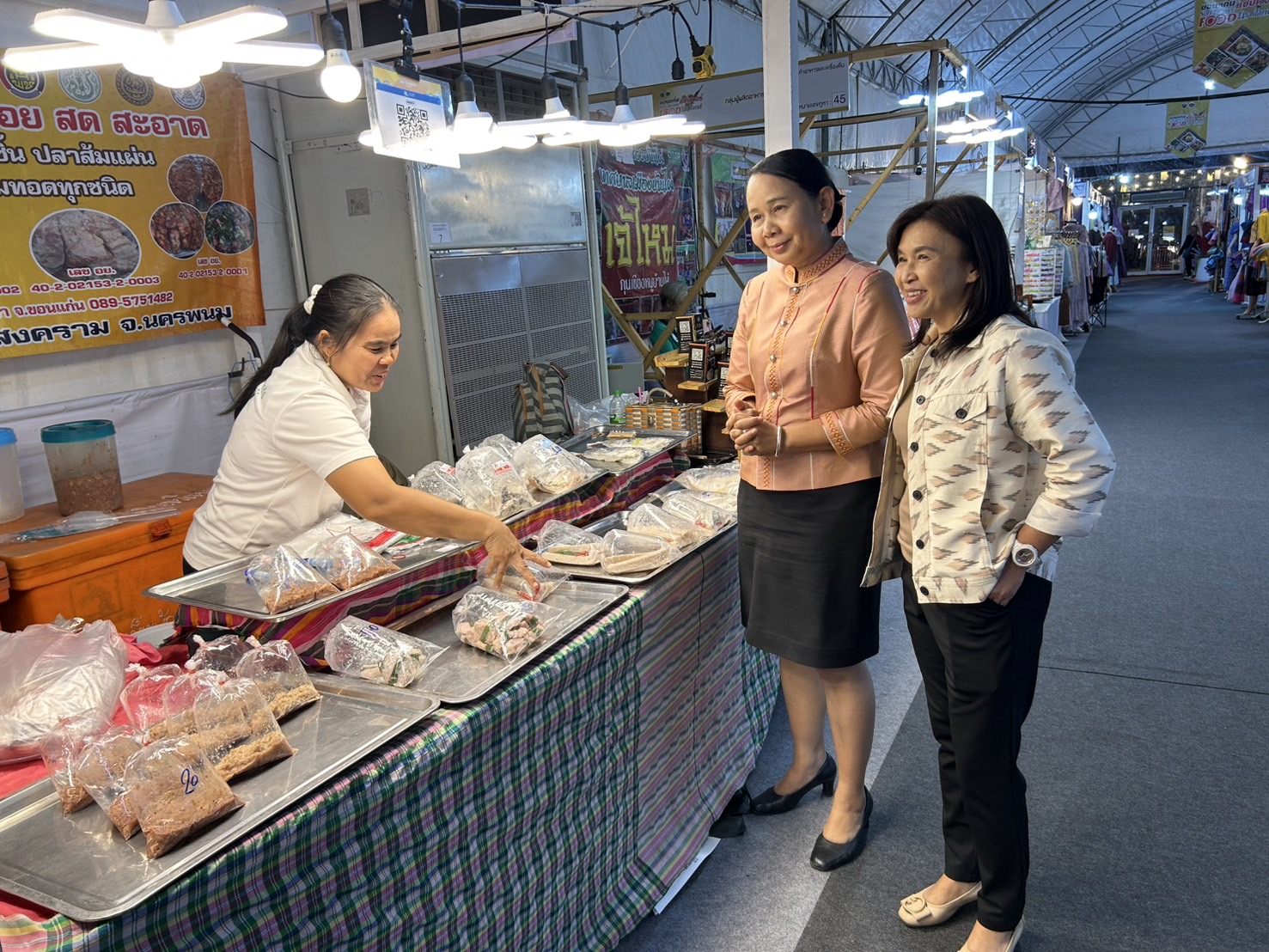 ขอนแก่นแซ่บเวอร์! Soft Power Food Thailand สร้างปรากฏการณ์ ยอดขายทะลุ 2.7 ล้านใน 4 วัน จังหวัดขอนแก่น มอบหมายให้สำนักงานพัฒนาชุมชนจังหวัดขอนแก่นจัดงาน “ขอนแก่น แซ่บเวอร์ Soft Power Food Thailand” ระหว่างวันที่ 25-29 ธันวาคม 2567 ณ โดมแอร์ ข้างศาลากลางจังหวัดขอนแก่น โดยเน้นยกระดับแหล่งท่องเที่ยวและสินค้าชุมชนผ่านอัตลักษณ์และวิถีวัฒนธรรมเชิงสร้างสรรค์
