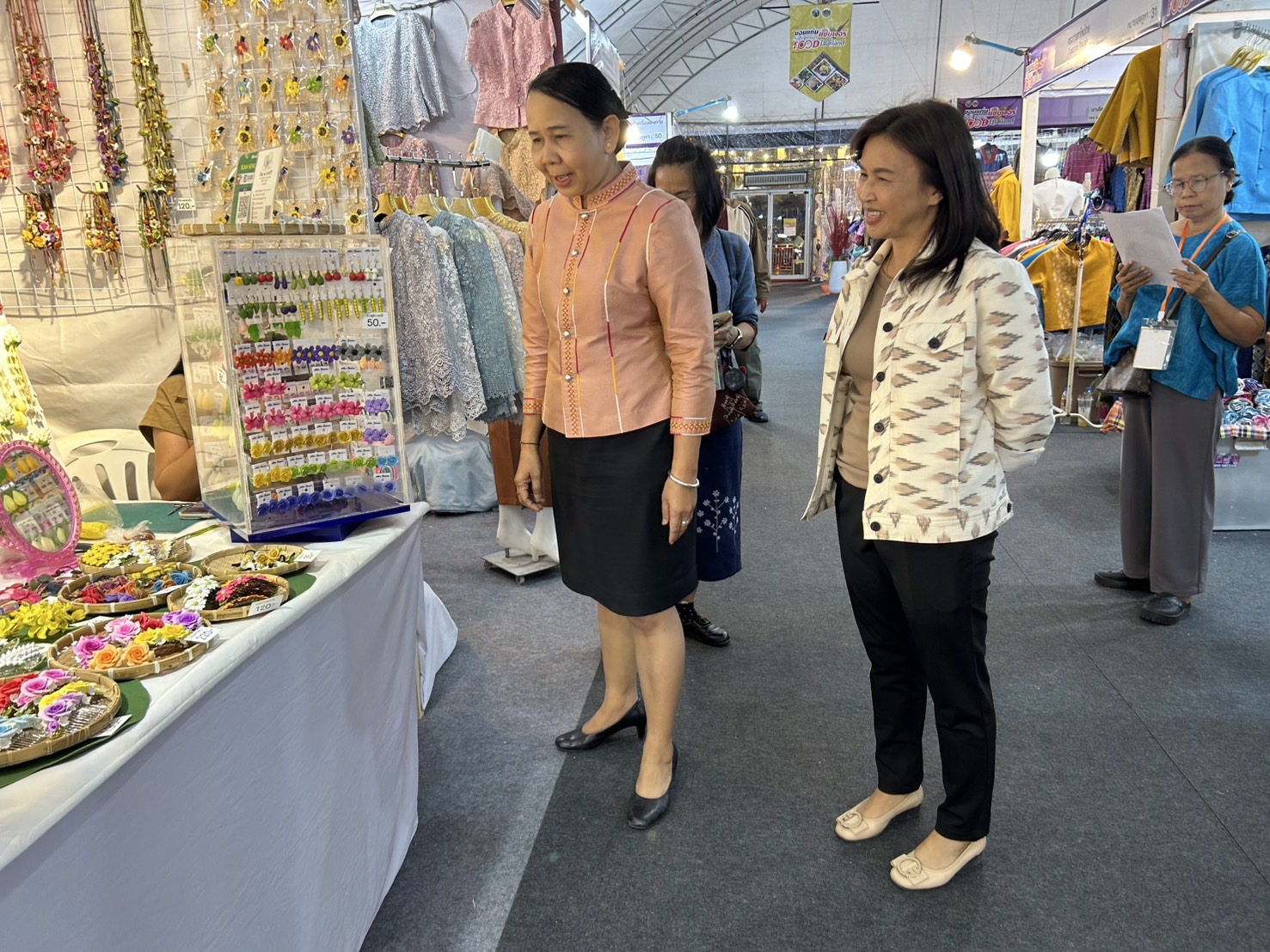 ขอนแก่นแซ่บเวอร์! Soft Power Food Thailand สร้างปรากฏการณ์ ยอดขายทะลุ 2.7 ล้านใน 4 วัน จังหวัดขอนแก่น มอบหมายให้สำนักงานพัฒนาชุมชนจังหวัดขอนแก่นจัดงาน “ขอนแก่น แซ่บเวอร์ Soft Power Food Thailand” ระหว่างวันที่ 25-29 ธันวาคม 2567 ณ โดมแอร์ ข้างศาลากลางจังหวัดขอนแก่น โดยเน้นยกระดับแหล่งท่องเที่ยวและสินค้าชุมชนผ่านอัตลักษณ์และวิถีวัฒนธรรมเชิงสร้างสรรค์