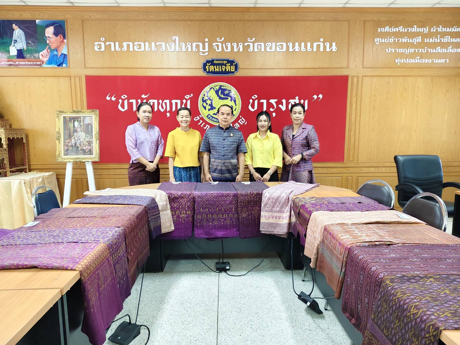 พช.ขอนแก่น : ร่วมเป็นคณะกรรมการตัดสินการประกวดผลิตภัณฑ์ OTOP ประเภท ผ้าไหม ในงานเพณีบุญกุ้มข้าวใหญ่ และของดีแวงใหญ่ ประจำปี 2568