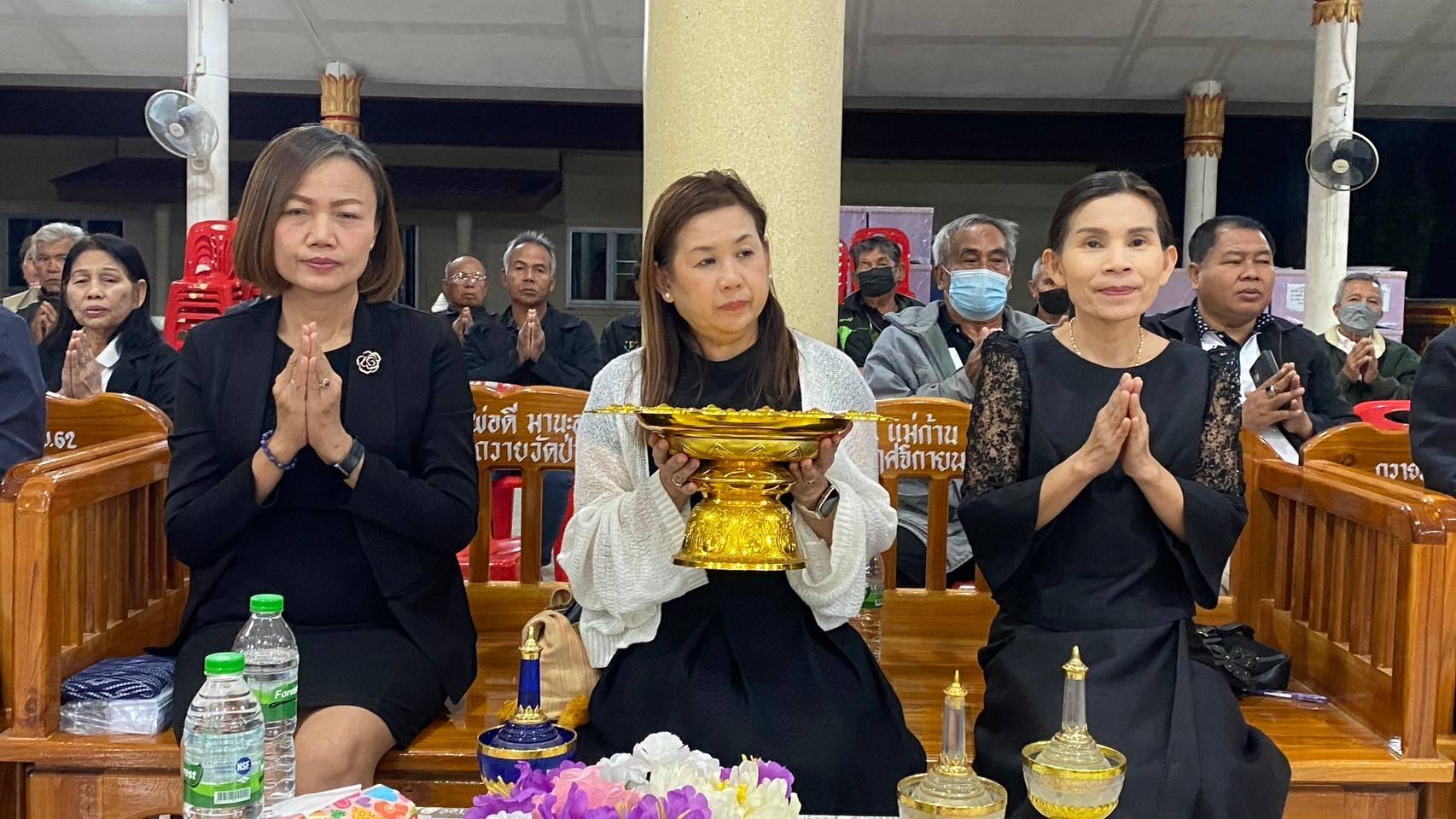 พช.ขอนแก่น : ร่วมเป็นเจ้าภาพฟังสวดพระอภิธรรม คุณแม่ทองพันธ์ อุทธา มารดาของ นางจิตราภรณ์ ศรีอ่อน พัฒนาการอำเภอมัญจาคีรี สำนักงานพัฒนาชุมชนอำเภอมัญจาคีรี