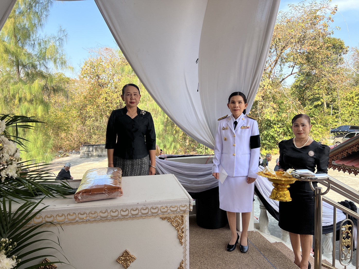 พช.ขอนแก่น : ร่วมพิธีบำเพ็ญกุศลทอดผ้าไตรบังสุกุลในพิธีฌาปนกิจศพ คุณแม่ทองพันธ์ อุทธา มารดาของ นางจิตราภรณ์ ศรีอ่อน พัฒนาการอำเภอมัญจาคีรี สำนักงานพัฒนาชุมชนอำเภอมัญจาคีรี