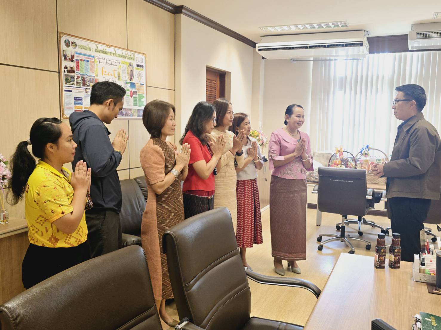 พช.ขอนแก่น : เข้าอวยพรและขอรับโอวาทจากรองผู้ว่าราชการจังหวัดขอนแก่น และพัฒนาการจังหวัดขอนแก่น เนื่องในโอกาสส่งท้ายปีเก่า ต้อนรับปีใหม่ พุทธศักราช 2568