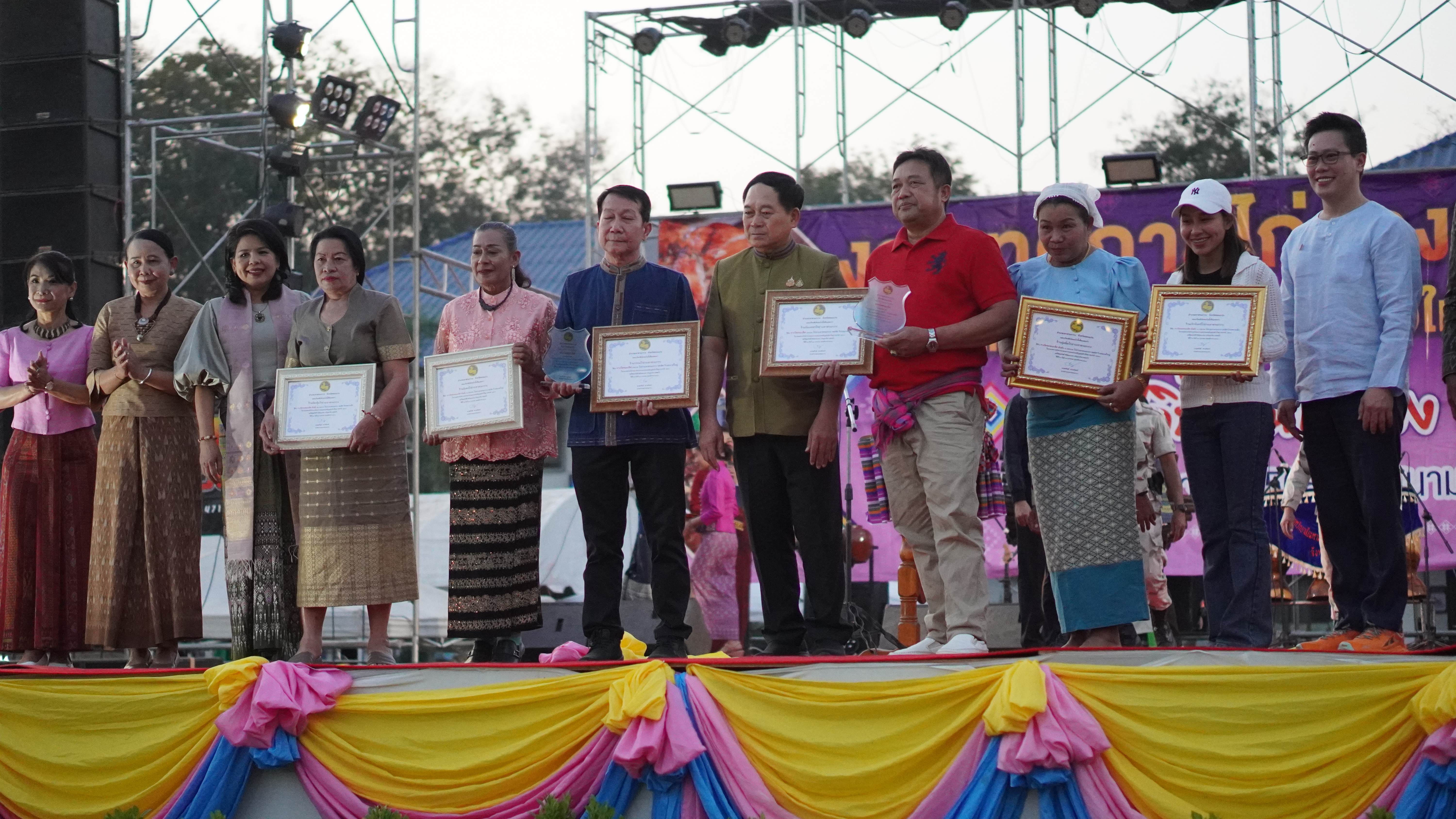 พช.ขอนแก่น : ร่วมพิธีเปิดงานเทศกาลไก่ย่างเขาสวนกวาง และประเพณีบุญกุ้มข้าวใหญ่ ประจำปี 2568
