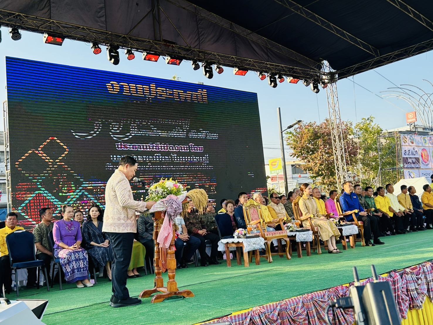จังหวัดขอนแก่น : ต้อนรับรัฐมนตรีช่วยว่าการกระทรวงมหาดไทย (นางสาว ชาบีดา ไทยเศรษฐ์) ประธานในงาน “ประเพณีบุญกุ้มข้าวใหญ่และของดีอำเภอบ้านไผ่ ประจำปี 2568