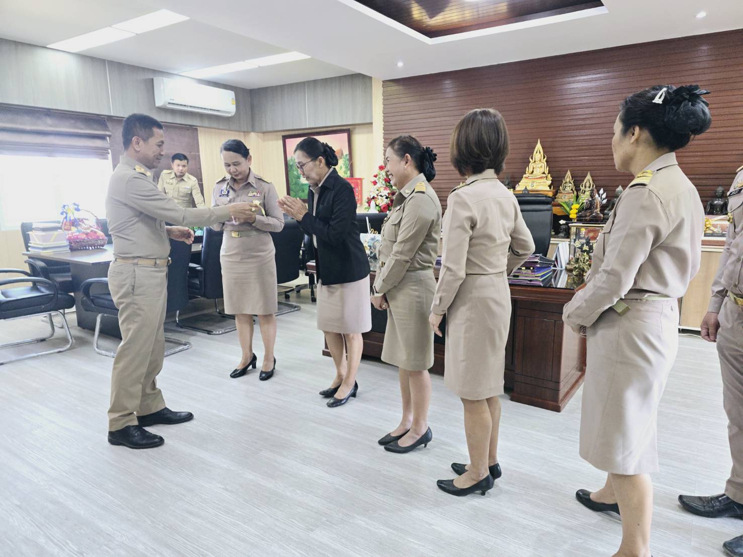 พช.ขอนแก่น : เข้าอวยพรและขอรับโอวาทจากรองผู้ว่าราชการจังหวัดขอนแก่น และพัฒนาการจังหวัดขอนแก่น เนื่องในโอกาสส่งท้ายปีเก่า ต้อนรับปีใหม่ พุทธศักราช 2568