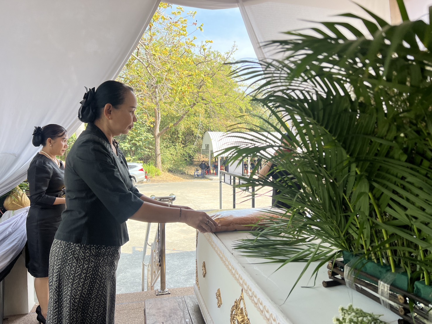พช.ขอนแก่น : ร่วมพิธีบำเพ็ญกุศลทอดผ้าไตรบังสุกุลในพิธีฌาปนกิจศพ คุณแม่ทองพันธ์ อุทธา มารดาของ นางจิตราภรณ์ ศรีอ่อน พัฒนาการอำเภอมัญจาคีรี สำนักงานพัฒนาชุมชนอำเภอมัญจาคีรี
