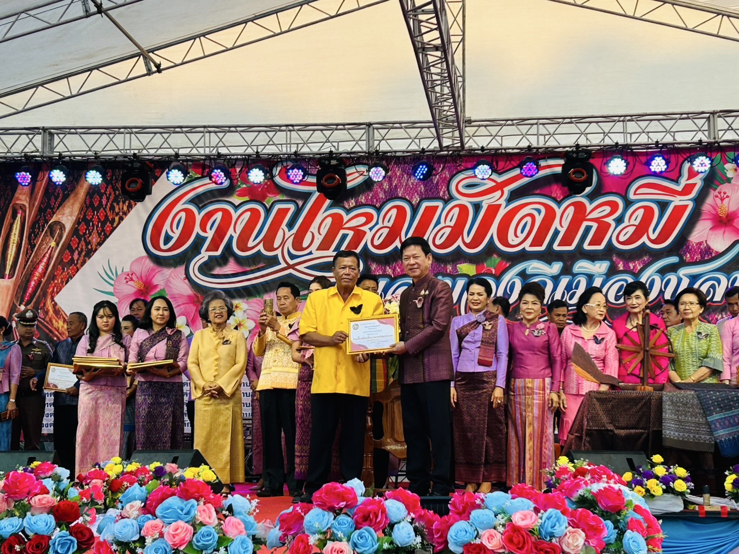 พช.ขอนแก่น : อ.ชนบท จ.ขอนแก่น จัดงาน “ไหมมัดหมี่และของดีเมืองชลบท ประจำปี 2568” สืบสานวัฒนธรรม กระตุ้นเศรษฐกิจท้องถิ่น