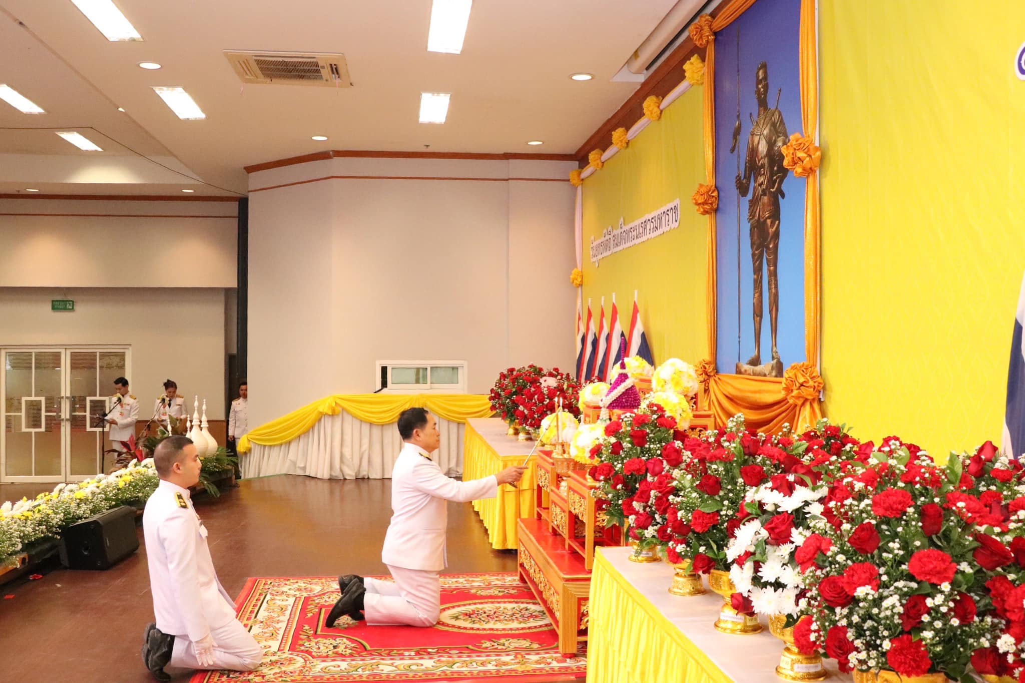จังหวัดขอนแก่น : จัดพิธีวางพานพุ่มดอกไม้ ถวายราชสักการะ ถวายราชสดุดี สมเด็จพระนเรศวรมหาราชเนื่องในวันยุทธหัตถี