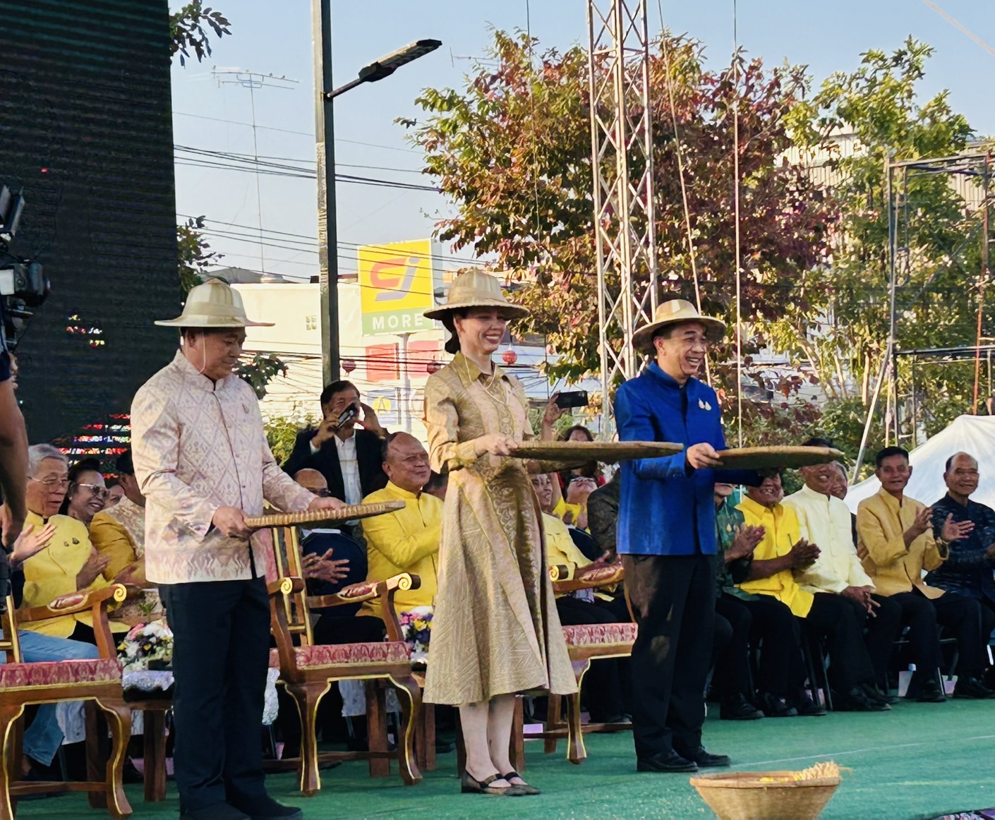 จังหวัดขอนแก่น : ต้อนรับรัฐมนตรีช่วยว่าการกระทรวงมหาดไทย (นางสาว ชาบีดา ไทยเศรษฐ์) ประธานในงาน “ประเพณีบุญกุ้มข้าวใหญ่และของดีอำเภอบ้านไผ่ ประจำปี 2568