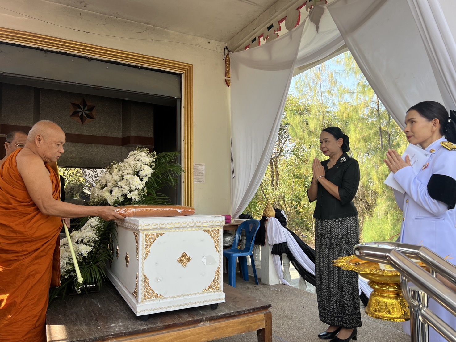 พช.ขอนแก่น : ร่วมพิธีบำเพ็ญกุศลทอดผ้าไตรบังสุกุลในพิธีฌาปนกิจศพ คุณแม่ทองพันธ์ อุทธา มารดาของ นางจิตราภรณ์ ศรีอ่อน พัฒนาการอำเภอมัญจาคีรี สำนักงานพัฒนาชุมชนอำเภอมัญจาคีรี