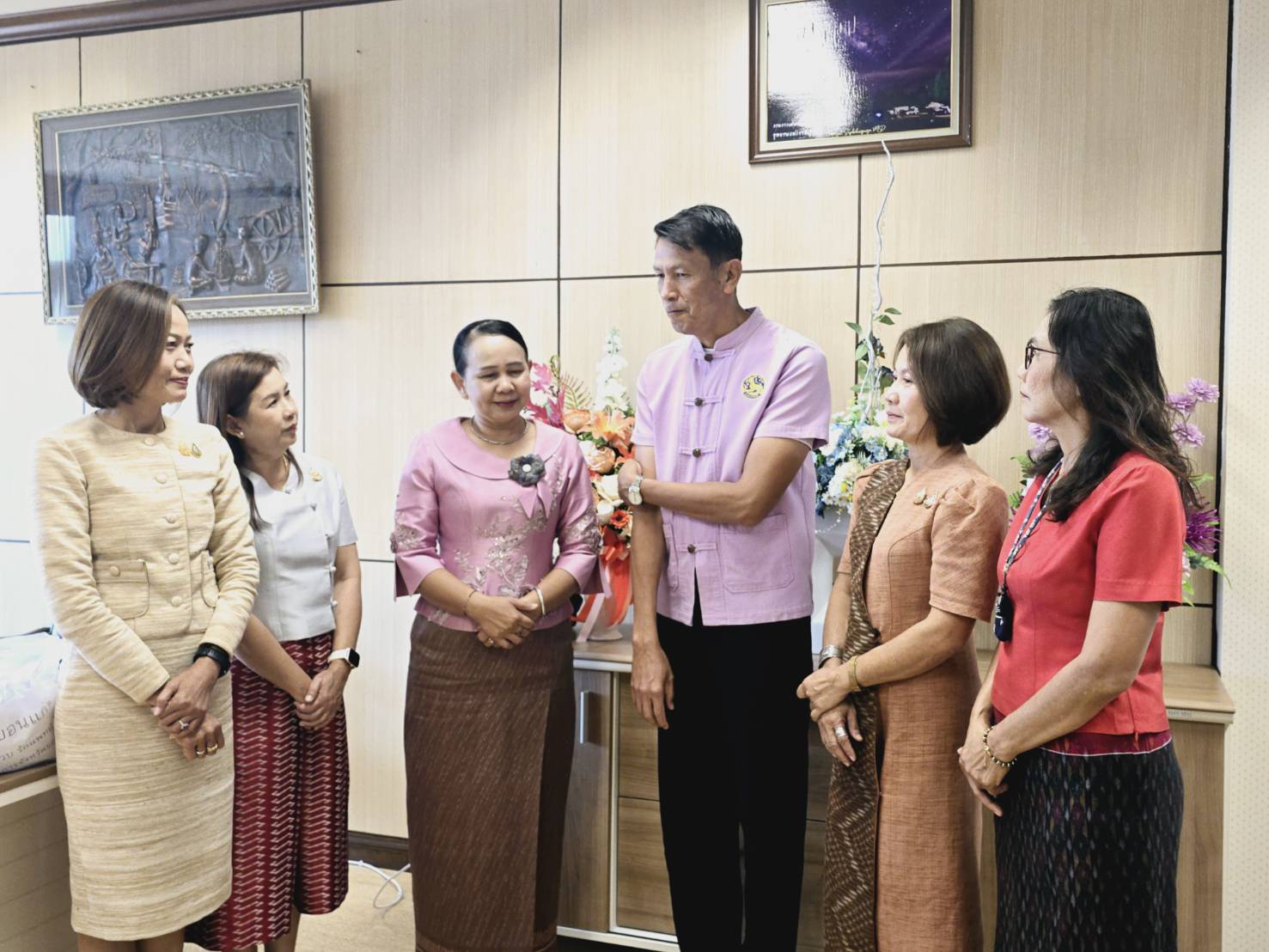 พช.ขอนแก่น : เข้าอวยพรและขอรับโอวาทจากรองผู้ว่าราชการจังหวัดขอนแก่น และพัฒนาการจังหวัดขอนแก่น เนื่องในโอกาสส่งท้ายปีเก่า ต้อนรับปีใหม่ พุทธศักราช 2568