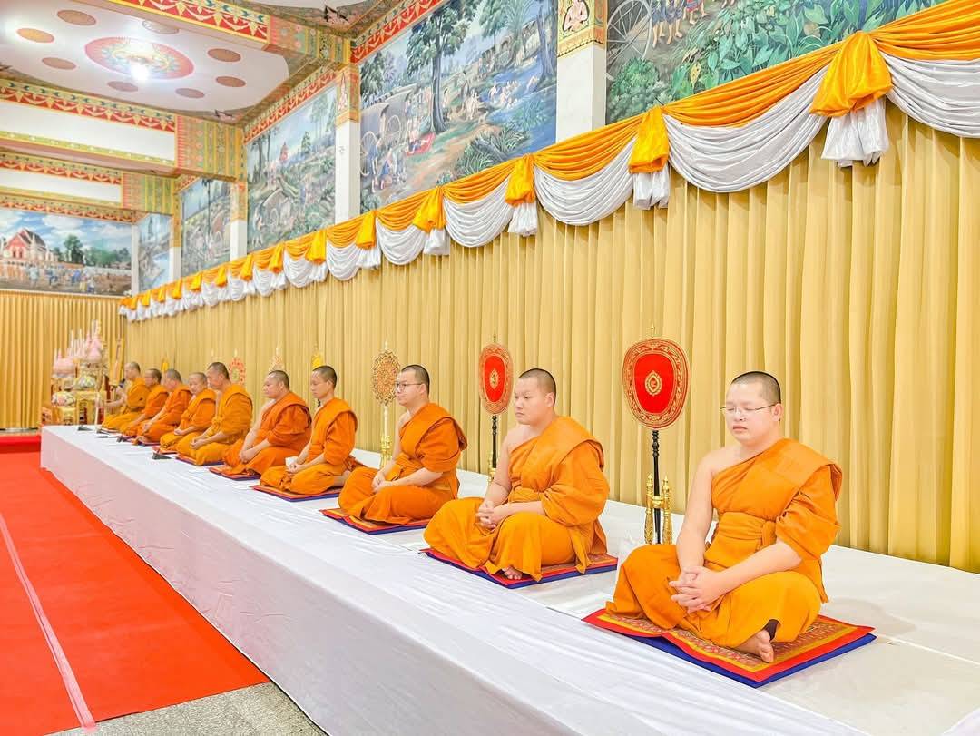 จังหวัดขอนแก่น : อัญเชิญผ้าไตร พร้อมเครื่องไทยธรรม และสิ่งของพระราชทาน ไปถวายแต่พระสงฆ์พิธีเจริญพระพุทธมนต์ เพื่อเฉลิมพระเกียรติพระบาทสมเด็จพระเจ้าอยู่หัว พระบรมวงศานุวงศ์ และเจ้าคุณพระสินีนาถ พิลาสกัลยาณี เนื่องในโอกาสวันคล้ายวันเกิด 26 มกราคม 2568