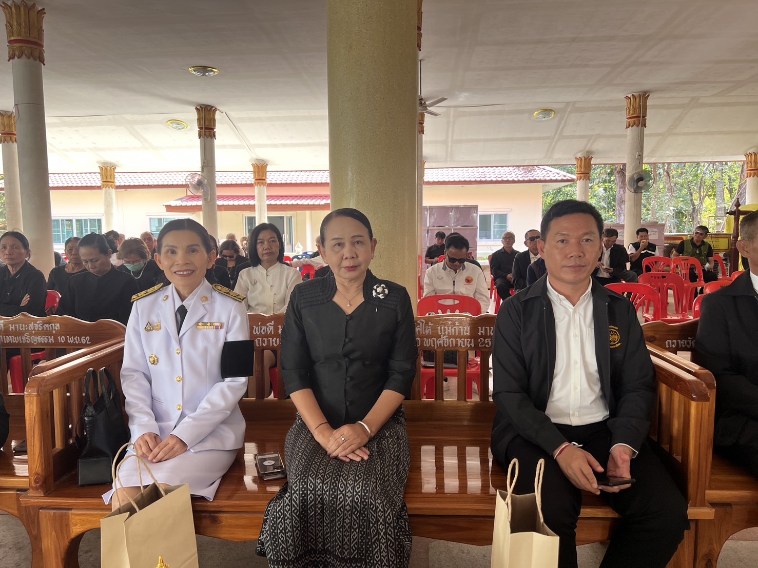 พช.ขอนแก่น : ร่วมพิธีบำเพ็ญกุศลทอดผ้าไตรบังสุกุลในพิธีฌาปนกิจศพ คุณแม่ทองพันธ์ อุทธา มารดาของ นางจิตราภรณ์ ศรีอ่อน พัฒนาการอำเภอมัญจาคีรี สำนักงานพัฒนาชุมชนอำเภอมัญจาคีรี