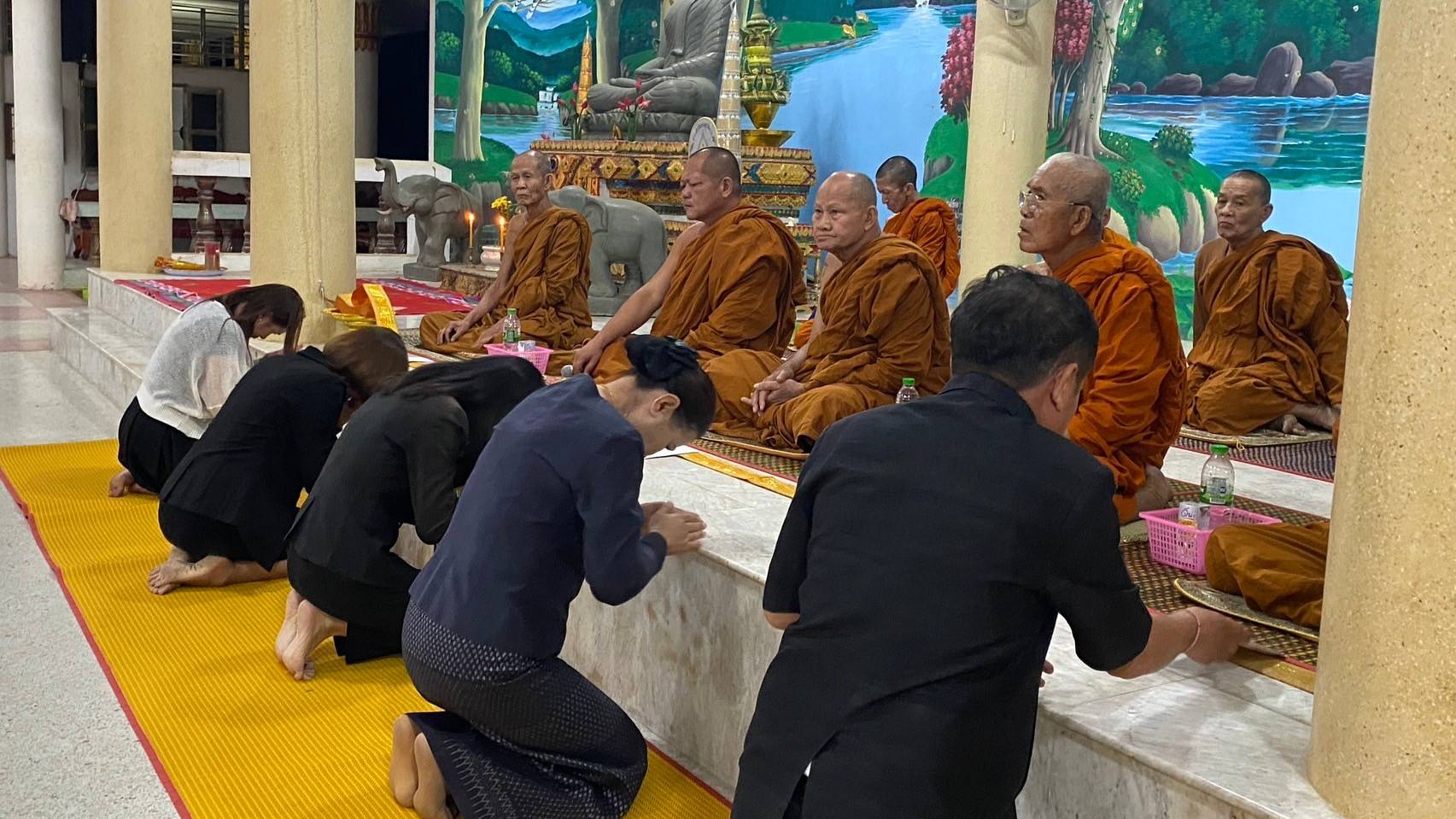 พช.ขอนแก่น : ร่วมเป็นเจ้าภาพฟังสวดพระอภิธรรม คุณแม่ทองพันธ์ อุทธา มารดาของ นางจิตราภรณ์ ศรีอ่อน พัฒนาการอำเภอมัญจาคีรี สำนักงานพัฒนาชุมชนอำเภอมัญจาคีรี