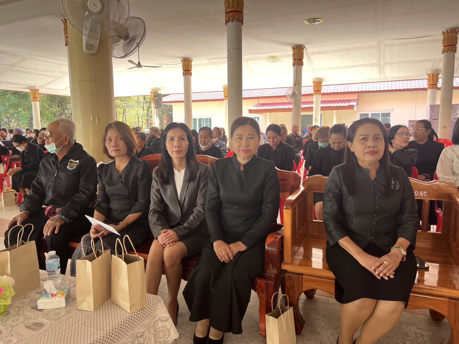 พช.ขอนแก่น : ร่วมพิธีบำเพ็ญกุศลทอดผ้าไตรบังสุกุลในพิธีฌาปนกิจศพ คุณแม่ทองพันธ์ อุทธา มารดาของ นางจิตราภรณ์ ศรีอ่อน พัฒนาการอำเภอมัญจาคีรี สำนักงานพัฒนาชุมชนอำเภอมัญจาคีรี