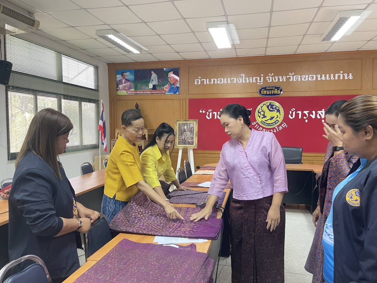 พช.ขอนแก่น : ร่วมเป็นคณะกรรมการตัดสินการประกวดผลิตภัณฑ์ OTOP ประเภท ผ้าไหม ในงานเพณีบุญกุ้มข้าวใหญ่ และของดีแวงใหญ่ ประจำปี 2568