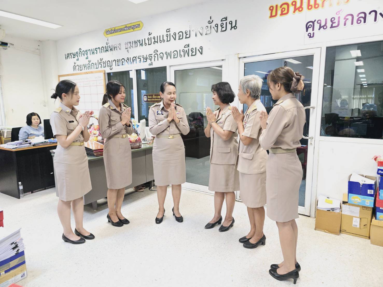 พช.ขอนแก่น : เข้าอวยพรและขอรับโอวาทจากรองผู้ว่าราชการจังหวัดขอนแก่น และพัฒนาการจังหวัดขอนแก่น เนื่องในโอกาสส่งท้ายปีเก่า ต้อนรับปีใหม่ พุทธศักราช 2568