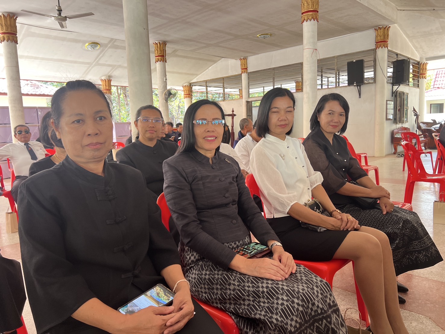 พช.ขอนแก่น : ร่วมพิธีบำเพ็ญกุศลทอดผ้าไตรบังสุกุลในพิธีฌาปนกิจศพ คุณแม่ทองพันธ์ อุทธา มารดาของ นางจิตราภรณ์ ศรีอ่อน พัฒนาการอำเภอมัญจาคีรี สำนักงานพัฒนาชุมชนอำเภอมัญจาคีรี