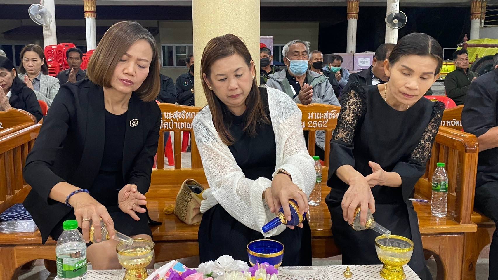 พช.ขอนแก่น : ร่วมเป็นเจ้าภาพฟังสวดพระอภิธรรม คุณแม่ทองพันธ์ อุทธา มารดาของ นางจิตราภรณ์ ศรีอ่อน พัฒนาการอำเภอมัญจาคีรี สำนักงานพัฒนาชุมชนอำเภอมัญจาคีรี