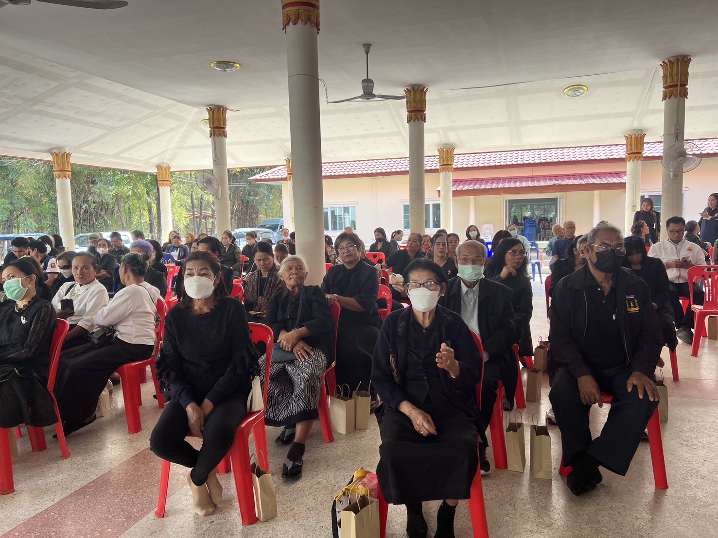 พช.ขอนแก่น : ร่วมพิธีบำเพ็ญกุศลทอดผ้าไตรบังสุกุลในพิธีฌาปนกิจศพ คุณแม่ทองพันธ์ อุทธา มารดาของ นางจิตราภรณ์ ศรีอ่อน พัฒนาการอำเภอมัญจาคีรี สำนักงานพัฒนาชุมชนอำเภอมัญจาคีรี
