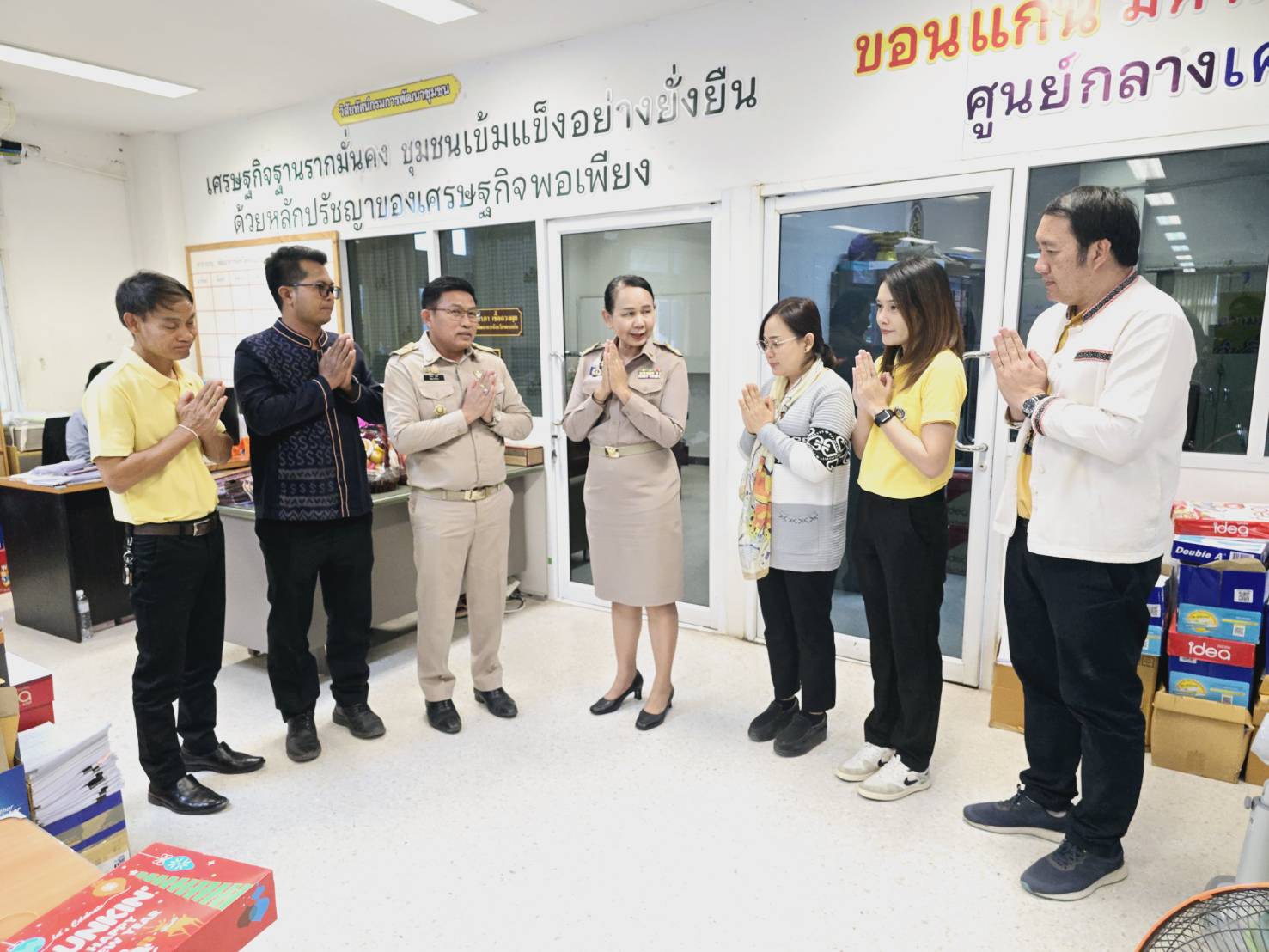 พช.ขอนแก่น : เข้าอวยพรและขอรับโอวาทจากรองผู้ว่าราชการจังหวัดขอนแก่น และพัฒนาการจังหวัดขอนแก่น เนื่องในโอกาสส่งท้ายปีเก่า ต้อนรับปีใหม่ พุทธศักราช 2568