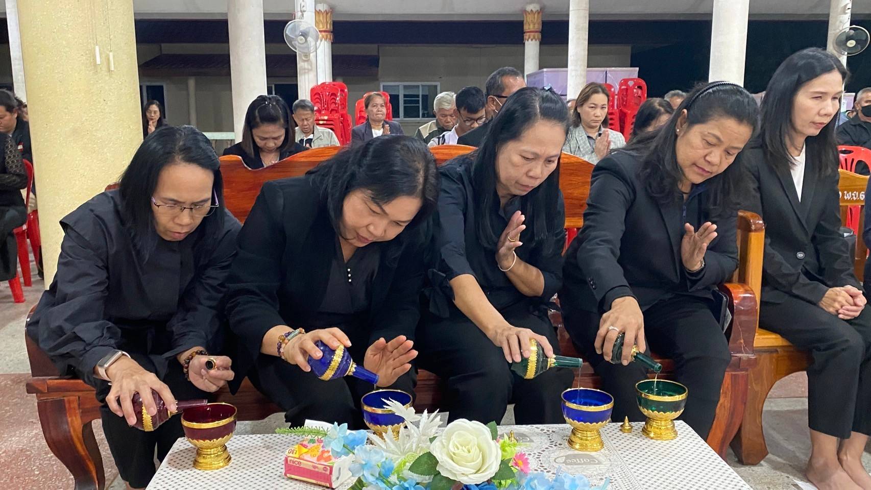 พช.ขอนแก่น : ร่วมเป็นเจ้าภาพฟังสวดพระอภิธรรม คุณแม่ทองพันธ์ อุทธา มารดาของ นางจิตราภรณ์ ศรีอ่อน พัฒนาการอำเภอมัญจาคีรี สำนักงานพัฒนาชุมชนอำเภอมัญจาคีรี